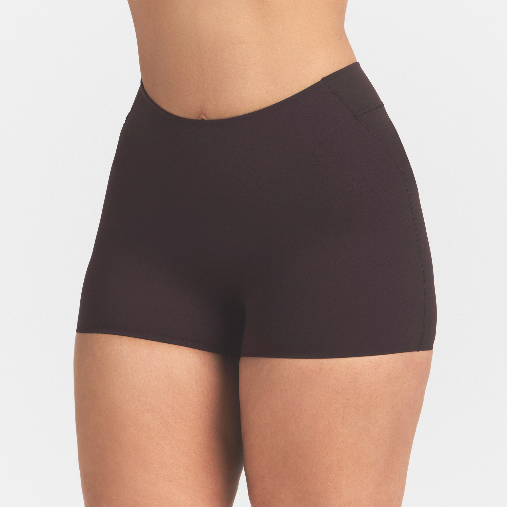 NikeSKIMS STUDIO STRETCH DIPPED 2 SHORT | DARK ROAST - Image 3
