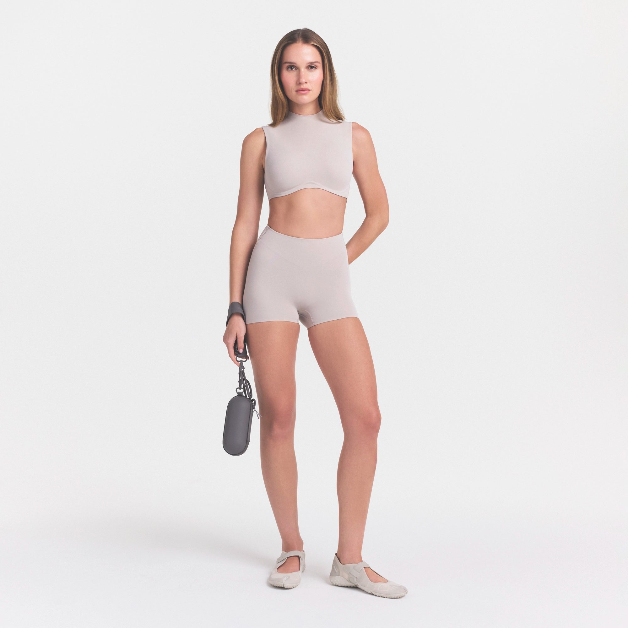 NikeSKIMS STUDIO STRETCH DIPPED 2 SHORT | LINEN - Image 2
