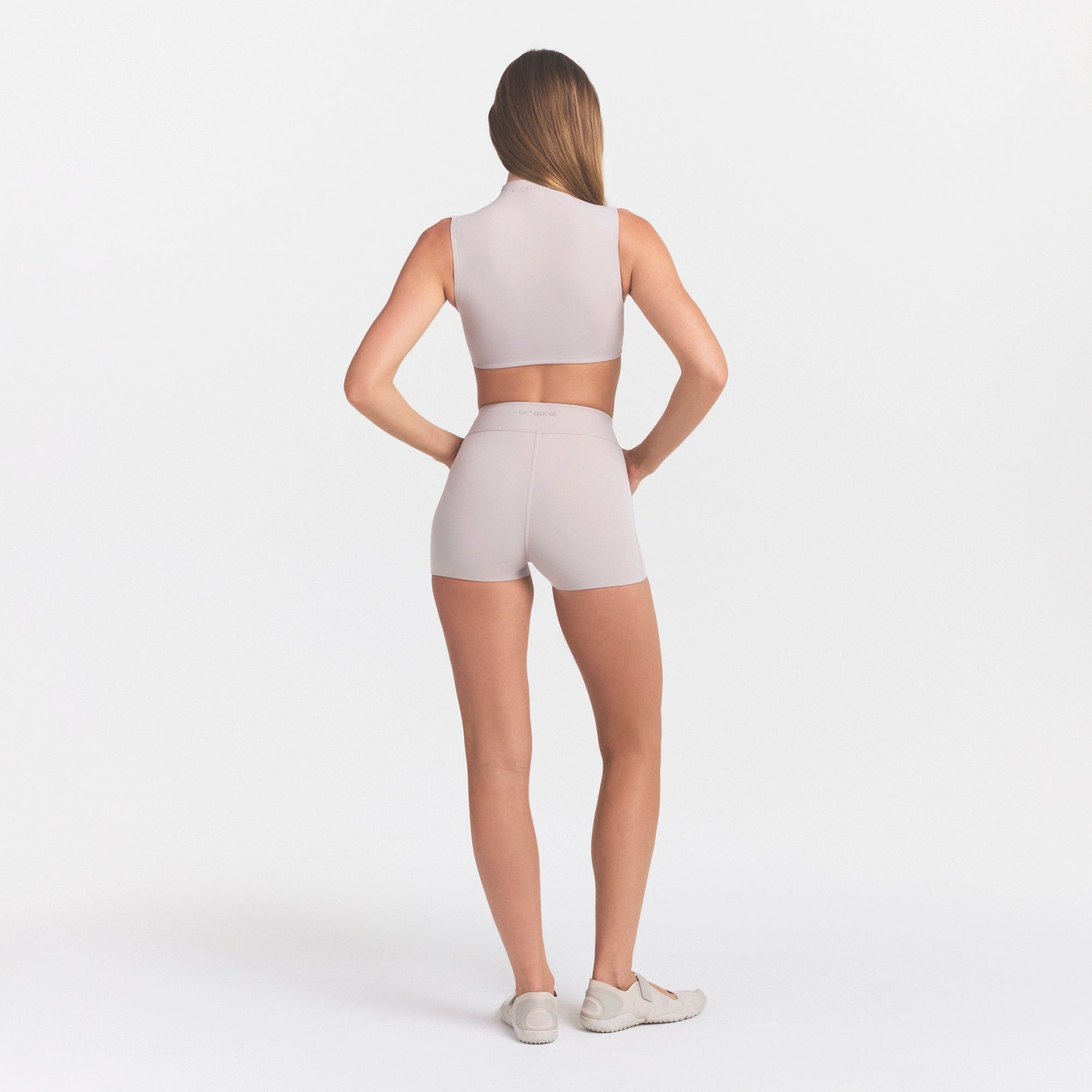 NikeSKIMS STUDIO STRETCH DIPPED 2 SHORT | LINEN - Image 4