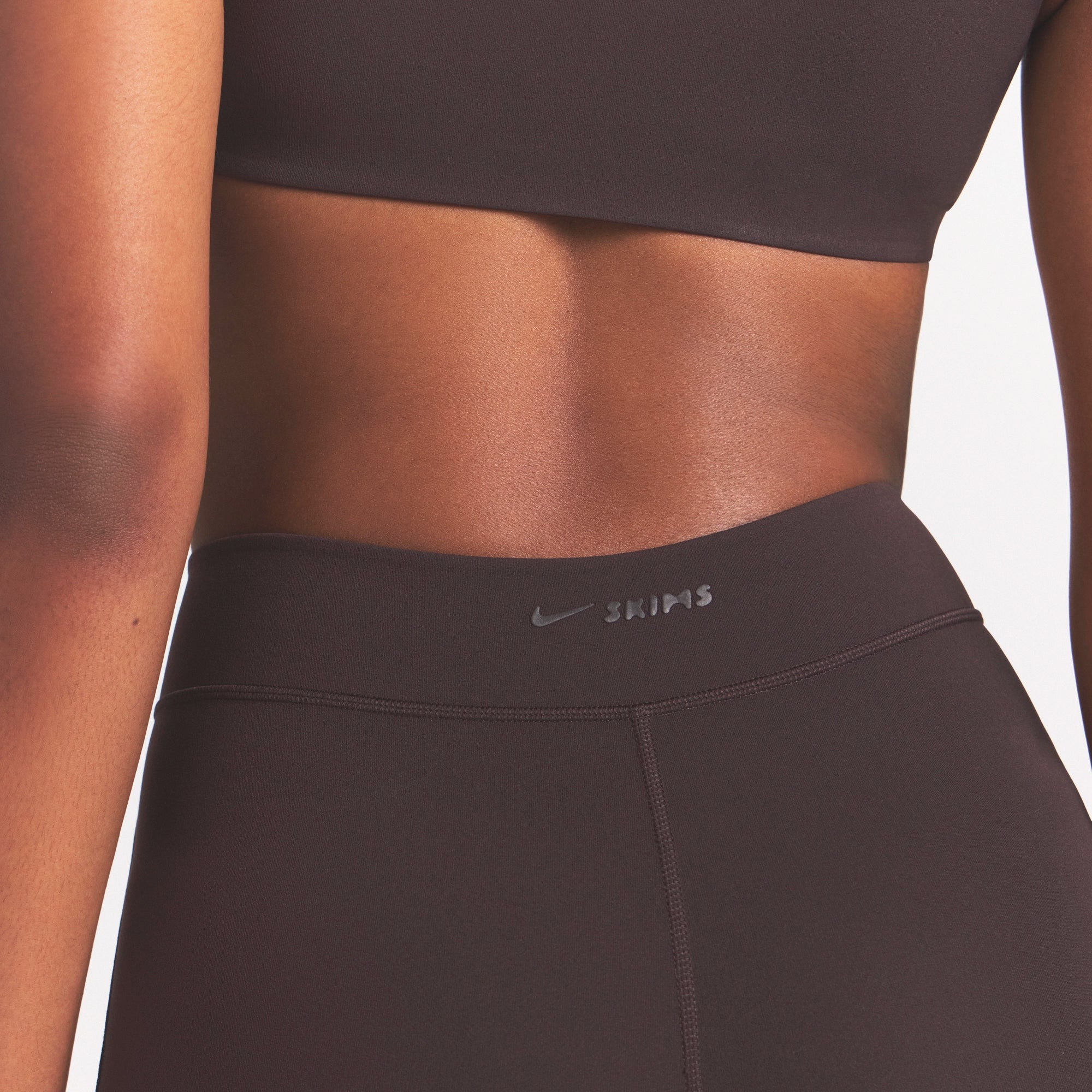 NikeSKIMS STUDIO STRETCH DIPPED 29 LEGGING | DARK ROAST - Image 5