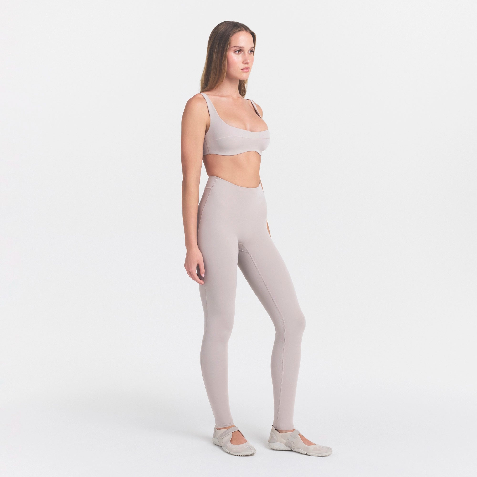 NikeSKIMS STUDIO STRETCH DIPPED 29 LEGGING | LINEN - Image 3
