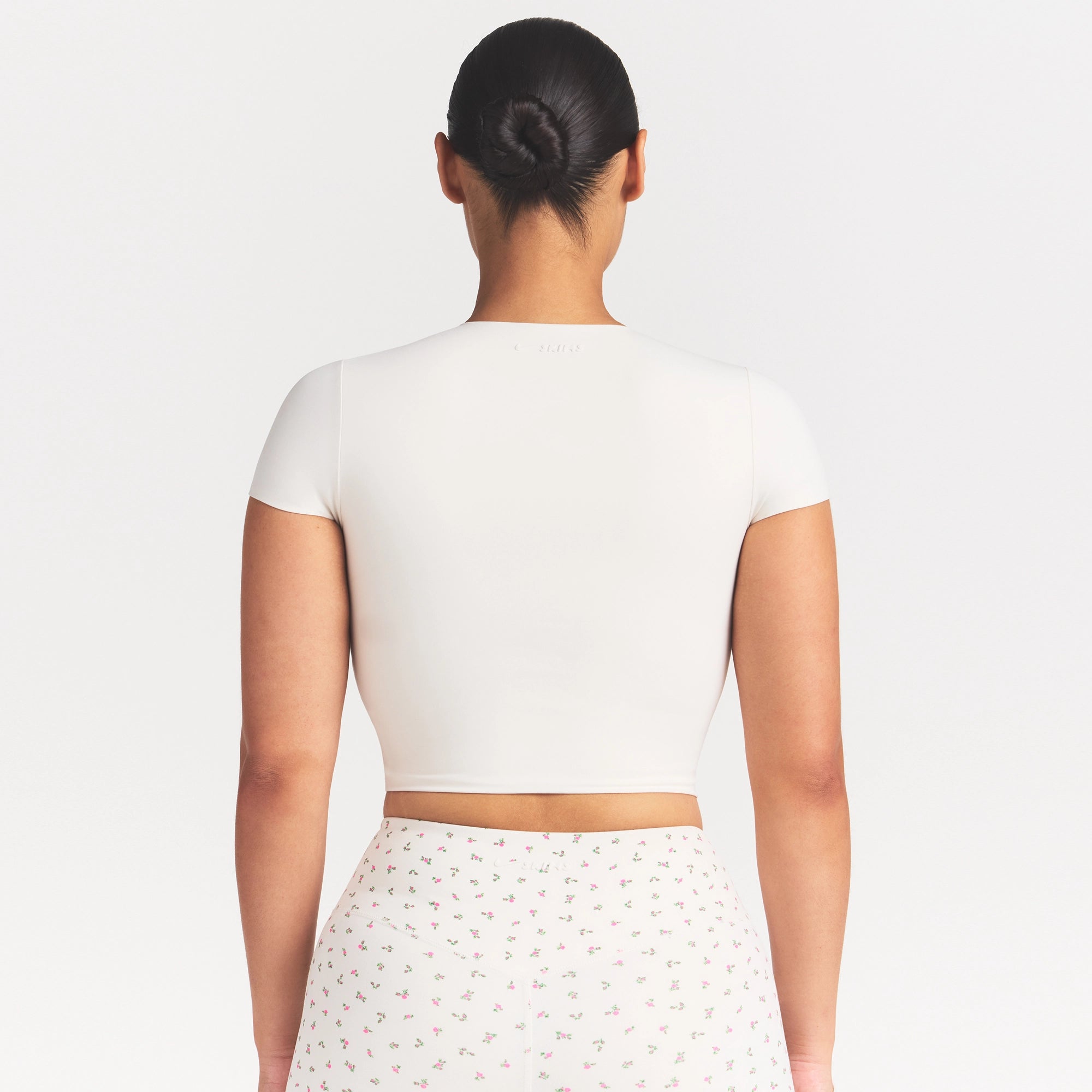 NikeSKIMS MATTE CROPPED CORSET T-SHIRT | IVORY - Image 4