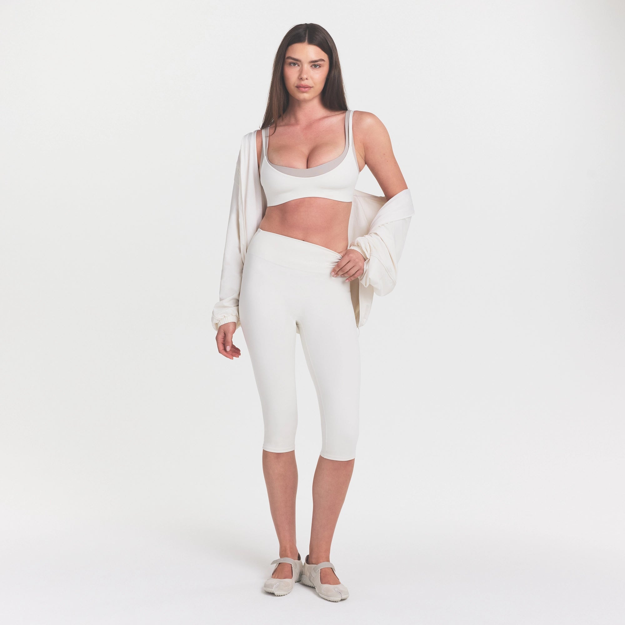 NikeSKIMS MATTE 17 CAPRI LEGGING | IVORY - Image 2
