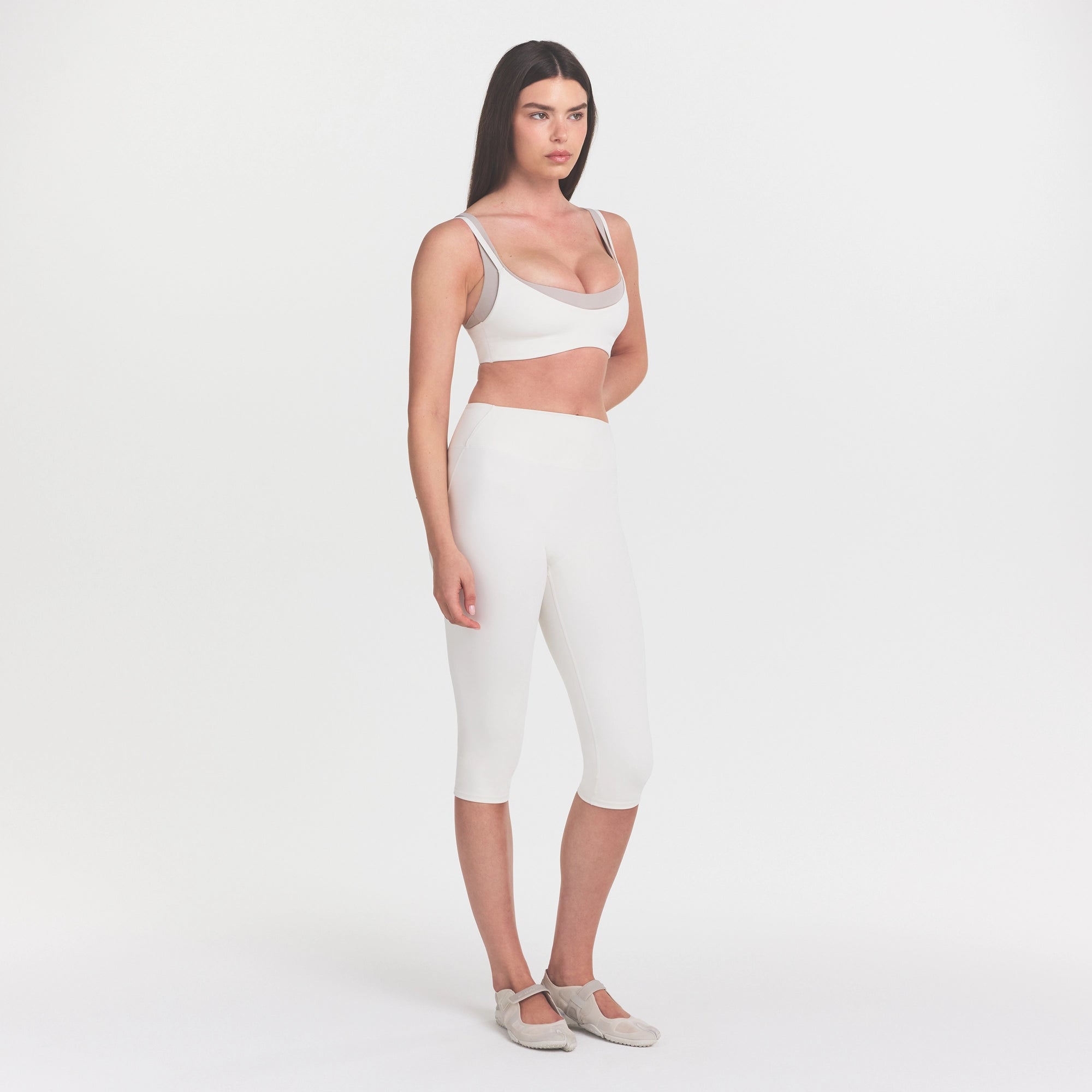 NikeSKIMS MATTE 17 CAPRI LEGGING | IVORY - Image 3