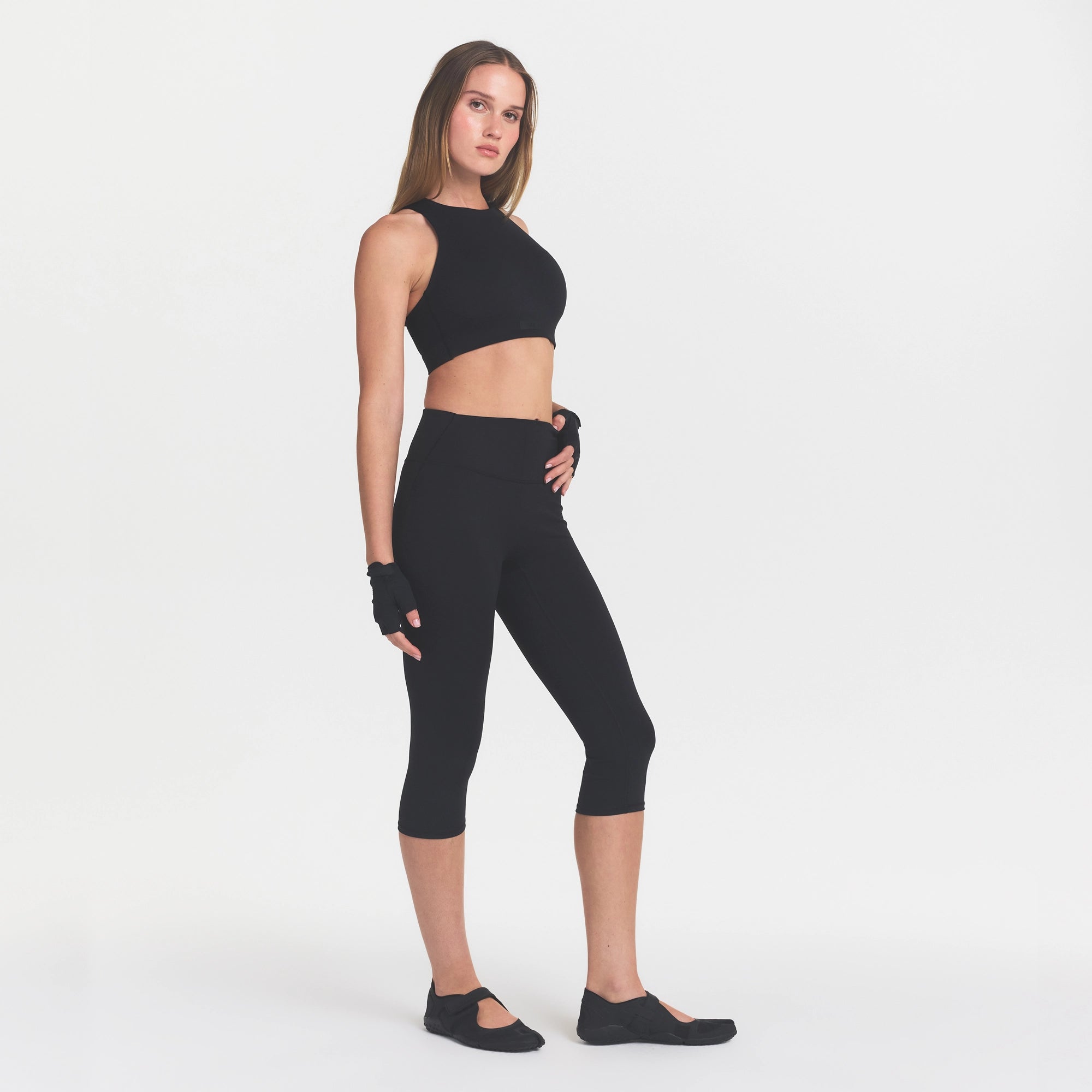 NikeSKIMS MATTE 17 CAPRI LEGGING | OBSIDIAN - Image 3