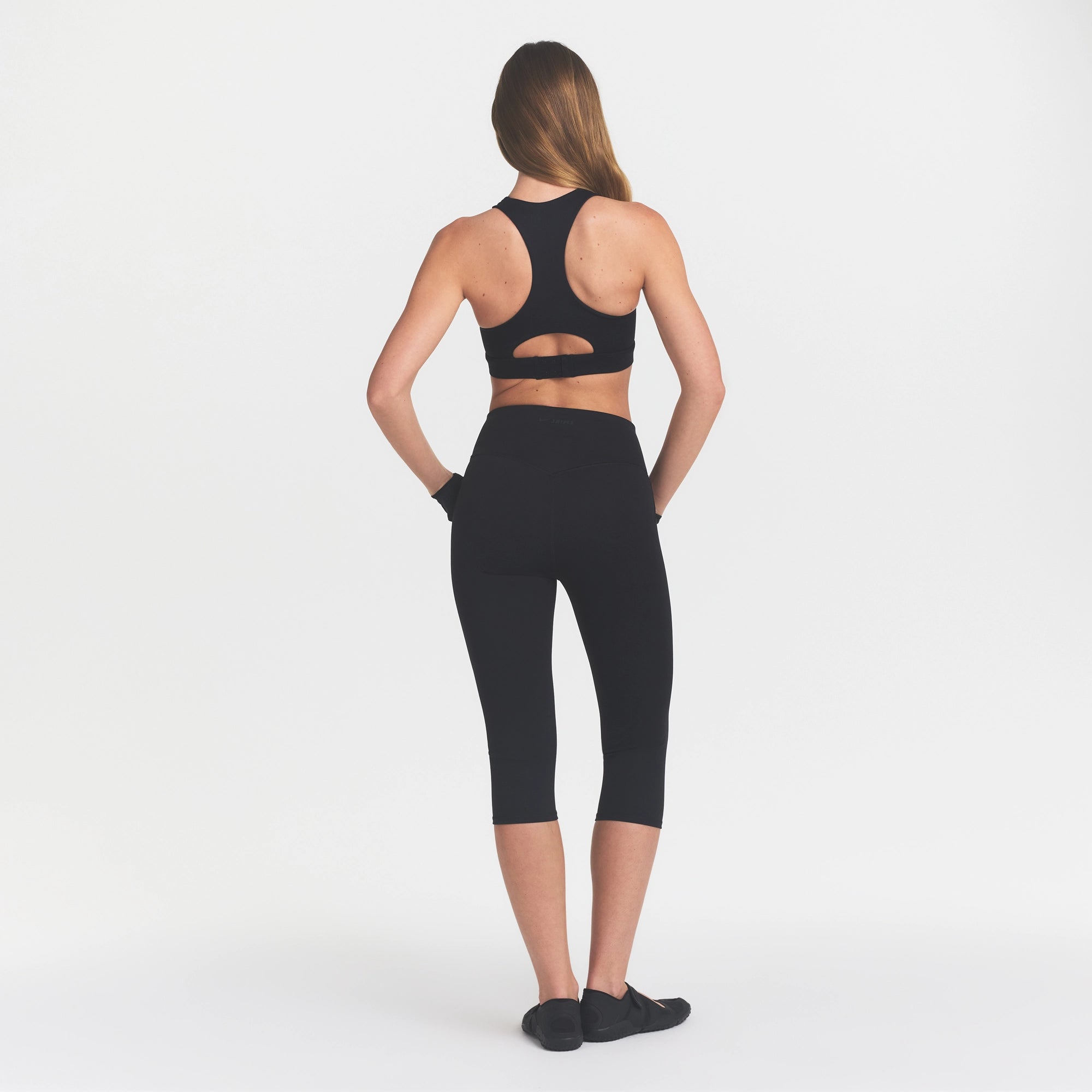 NikeSKIMS MATTE 17 CAPRI LEGGING | OBSIDIAN - Image 5