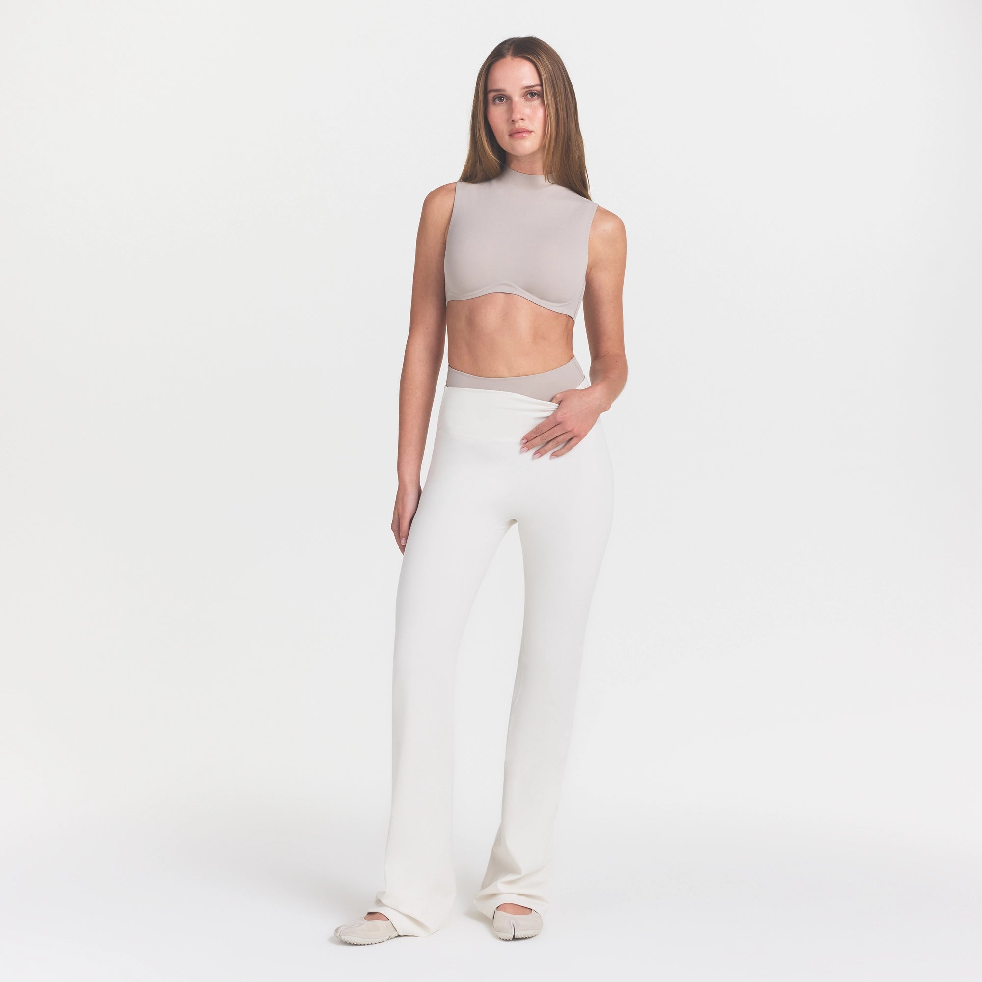 NikeSKIMS MATTE SLIM FLARE LEGGING | IVORY - Image 3