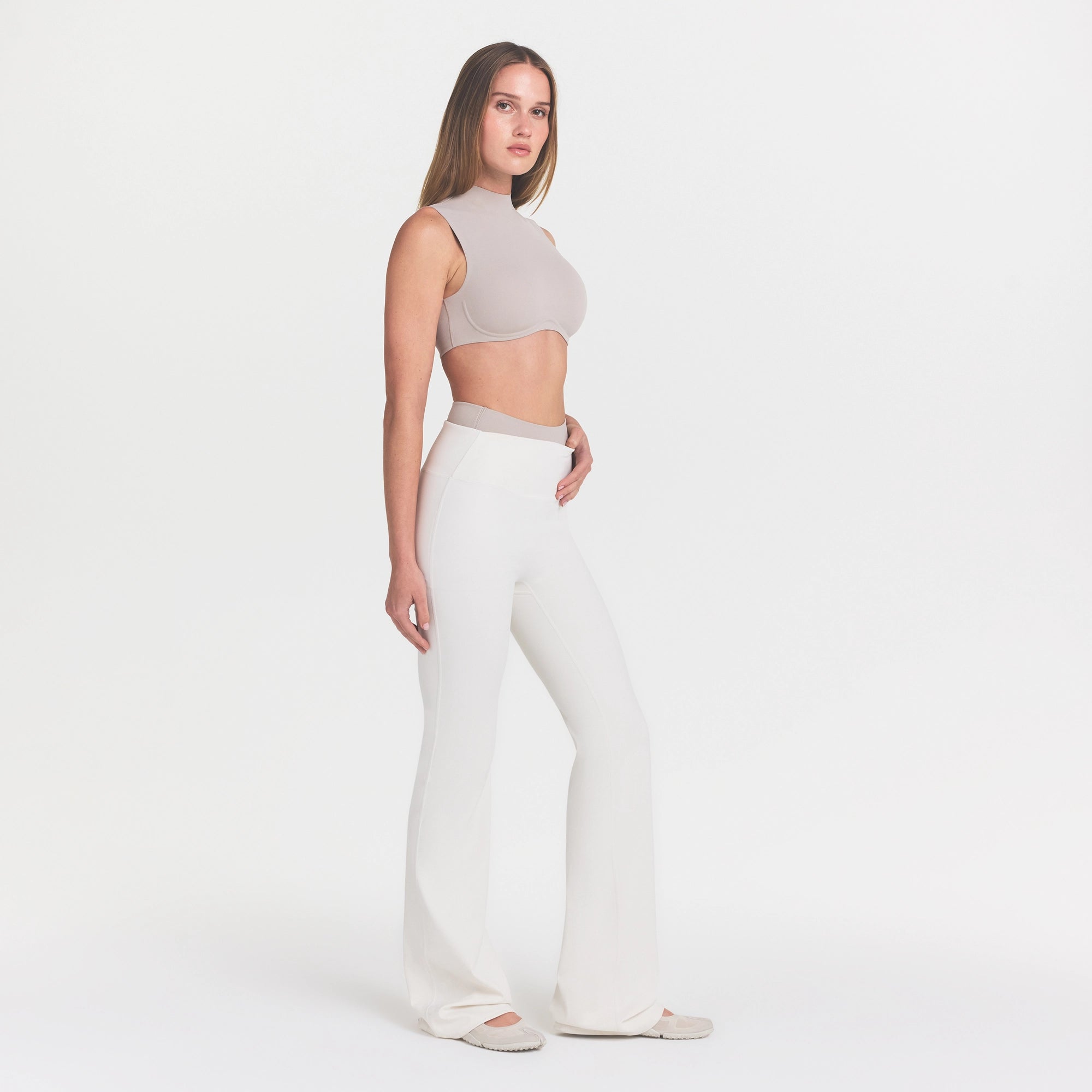 NikeSKIMS MATTE SLIM FLARE LEGGING | IVORY - Image 2