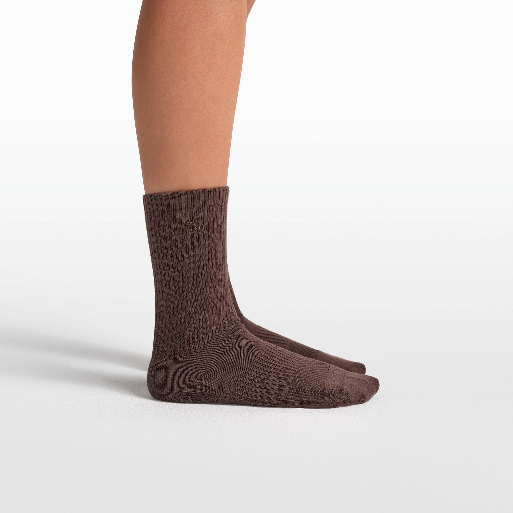 NikeSKIMS ACCESSORIES DRI-FITâ„¢ PILATES GRIP CREW SOCK | DARK SEPIA - Image 3