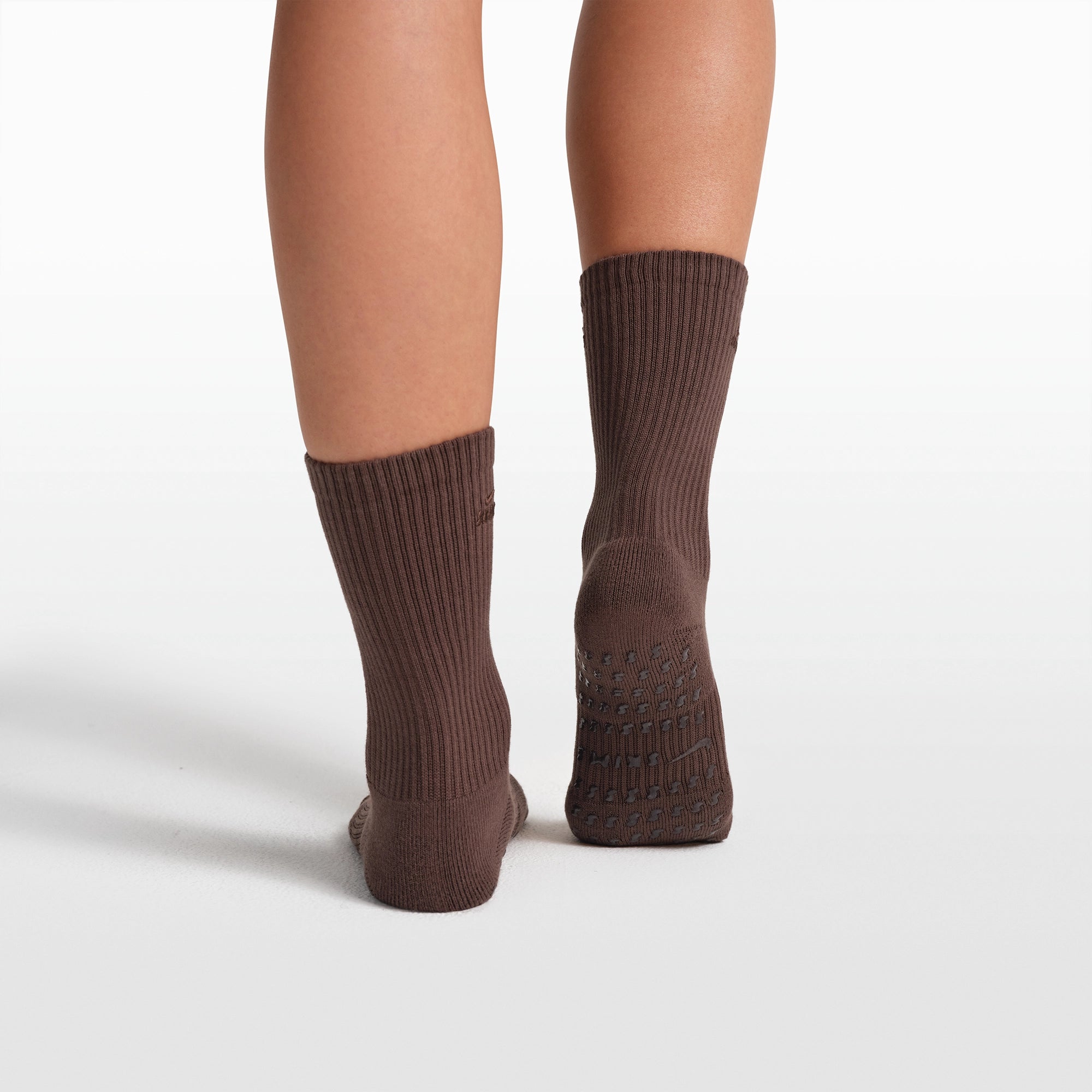 NikeSKIMS ACCESSORIES DRI-FITâ„¢ PILATES GRIP CREW SOCK | DARK SEPIA - Image 2
