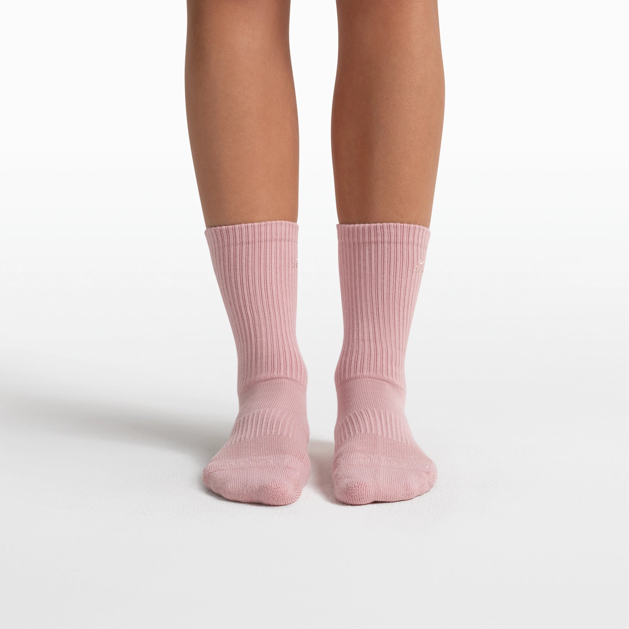 NikeSKIMS ACCESSORIES DRI-FITâ„¢ PILATES GRIP CREW SOCK | HIMALAYAN - Image 4