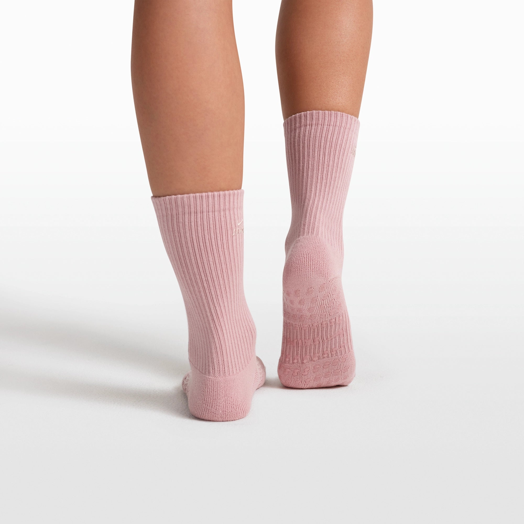 NikeSKIMS ACCESSORIES DRI-FITâ„¢ PILATES GRIP CREW SOCK | HIMALAYAN - Image 2