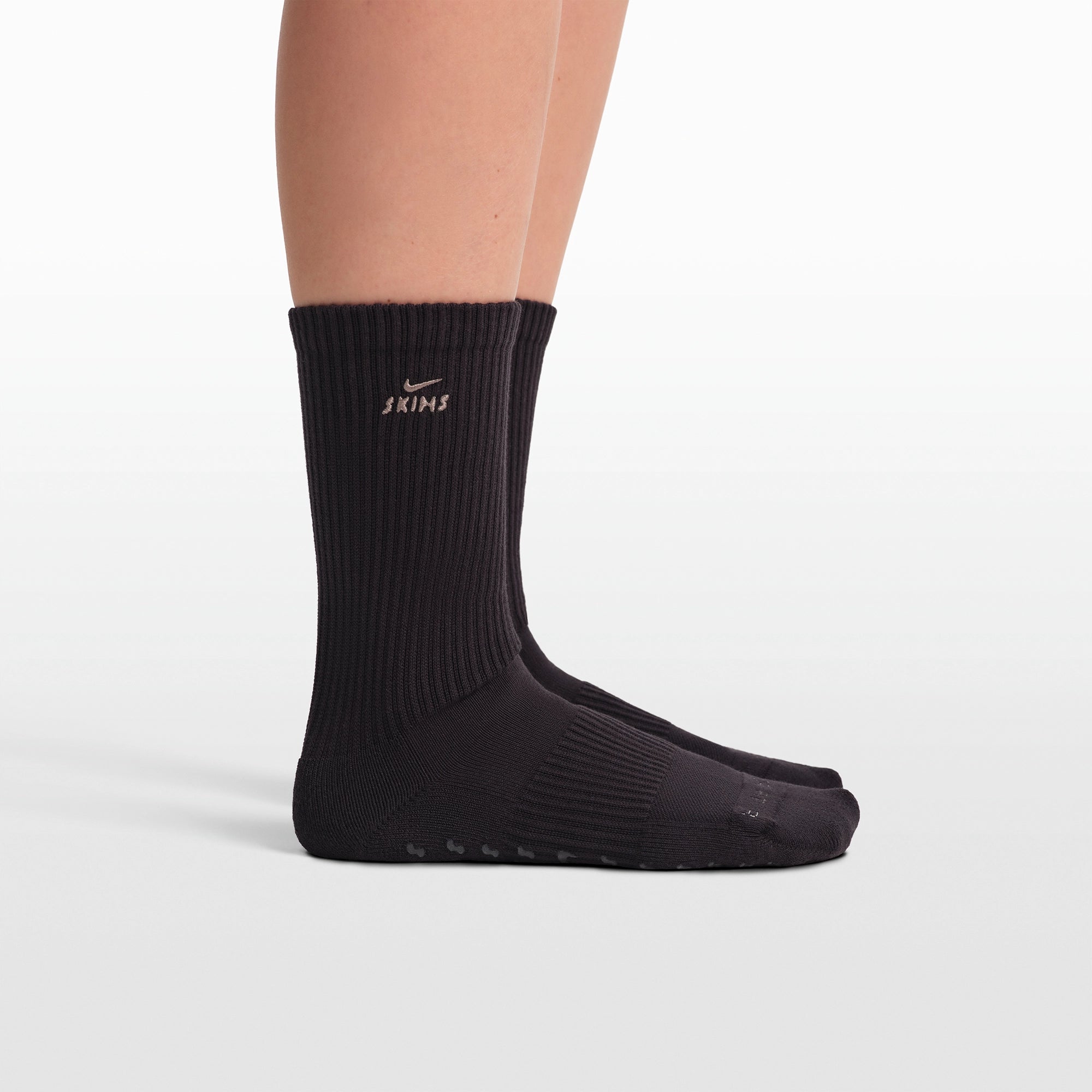 NikeSKIMS ACCESSORIES DRI-FITâ„¢ PILATES GRIP CREW SOCK | OBSIDIAN - Image 3