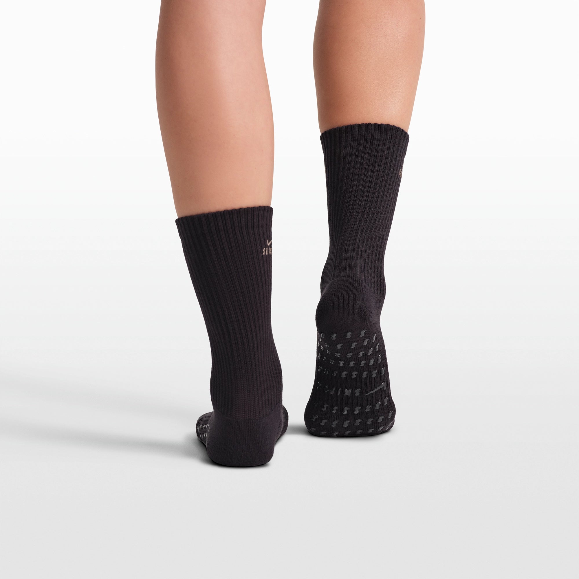 NikeSKIMS ACCESSORIES DRI-FITâ„¢ PILATES GRIP CREW SOCK | OBSIDIAN - Image 2