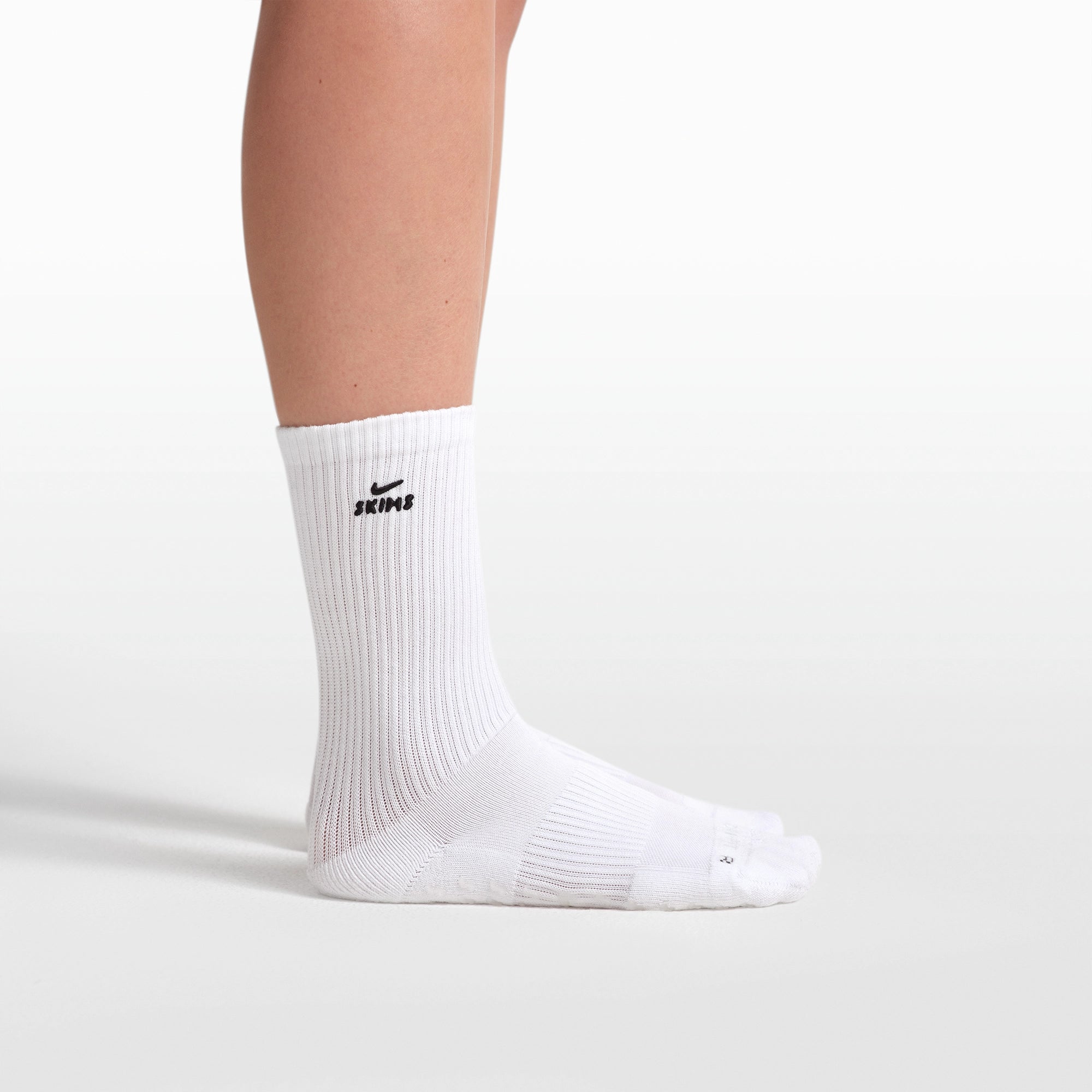 NikeSKIMS ACCESSORIES DRI-FITâ„¢ PILATES GRIP CREW SOCK | SNOW - Image 3