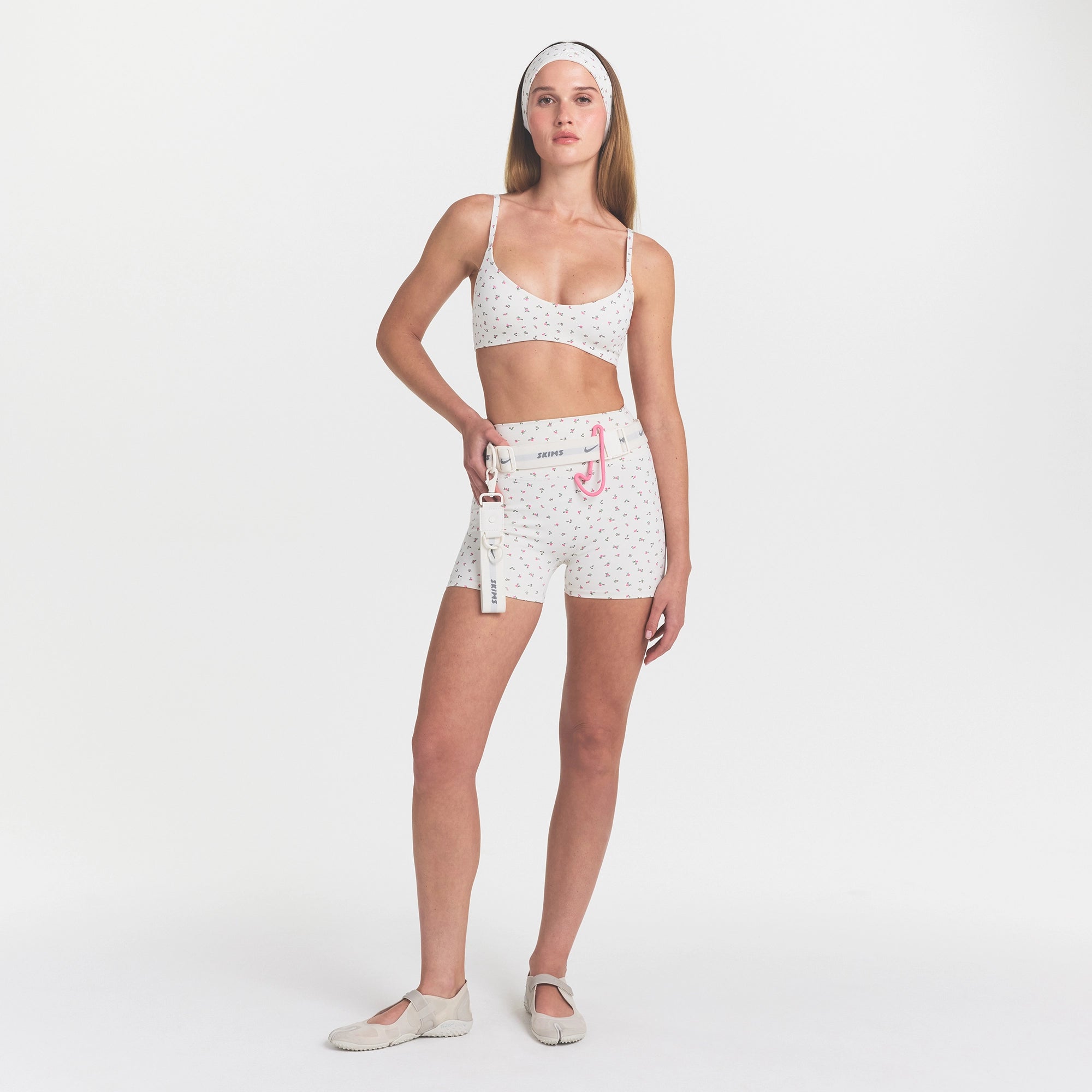 NikeSKIMS MATTE 3 SHORT | DITSY FLORAL PRINT - Image 2
