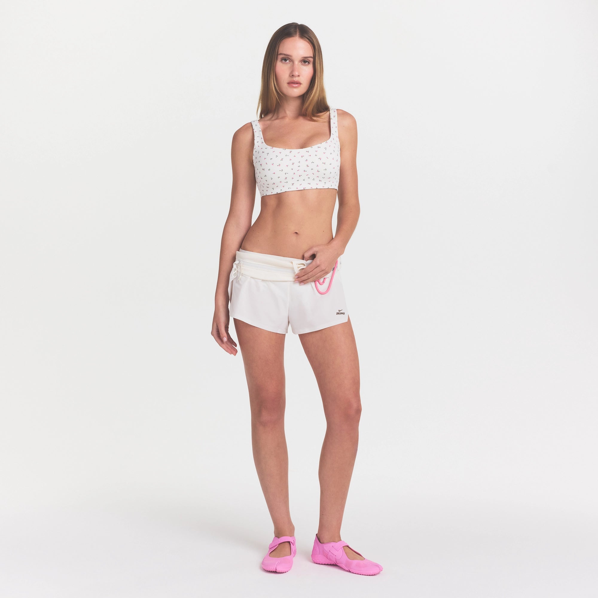 NikeSKIMS MATTE SCOOP NECK BRA | DITSY FLORAL PRINT - Image 5
