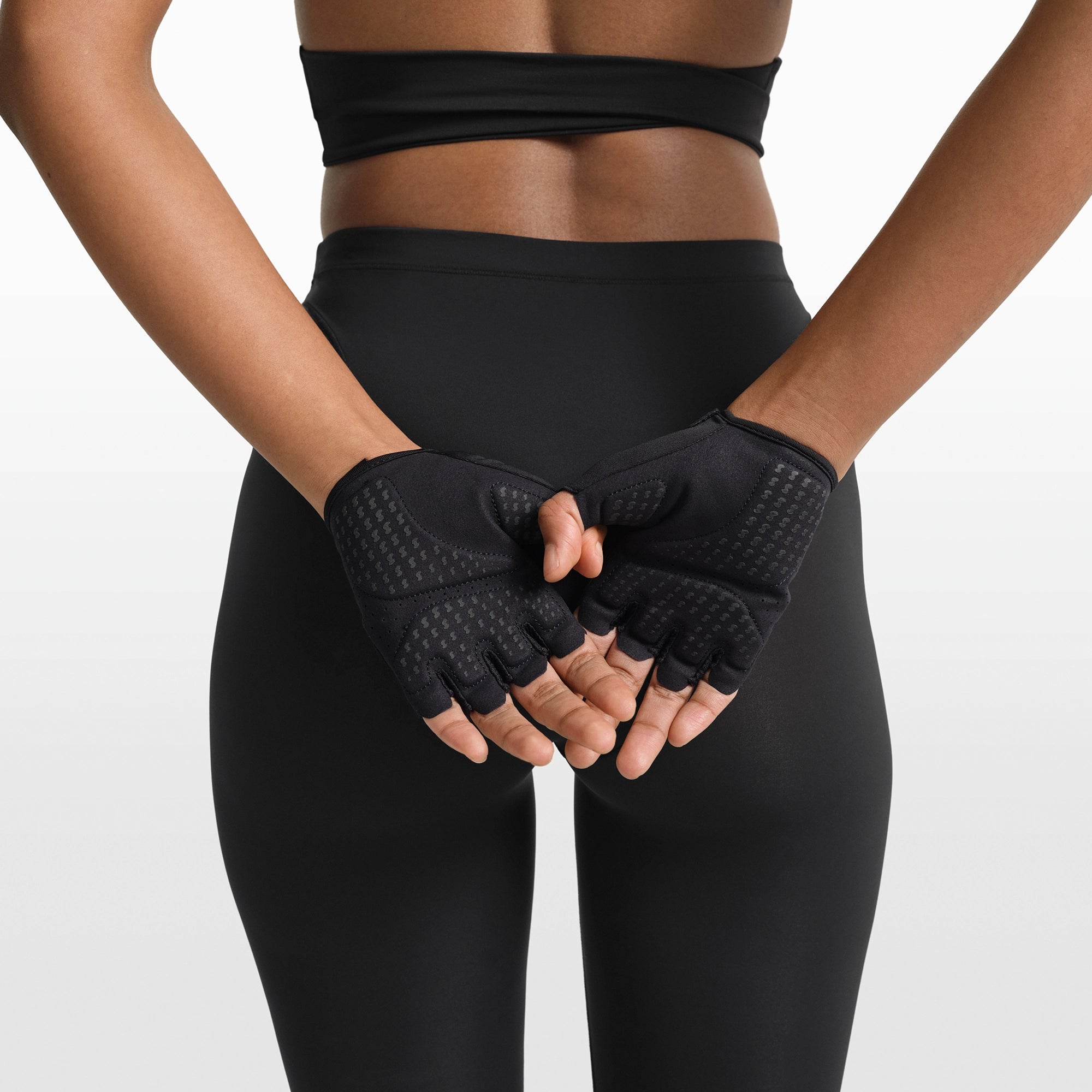 NikeSKIMS ACCESSORIES TRAINING GLOVES | OBSIDIAN - Image 3