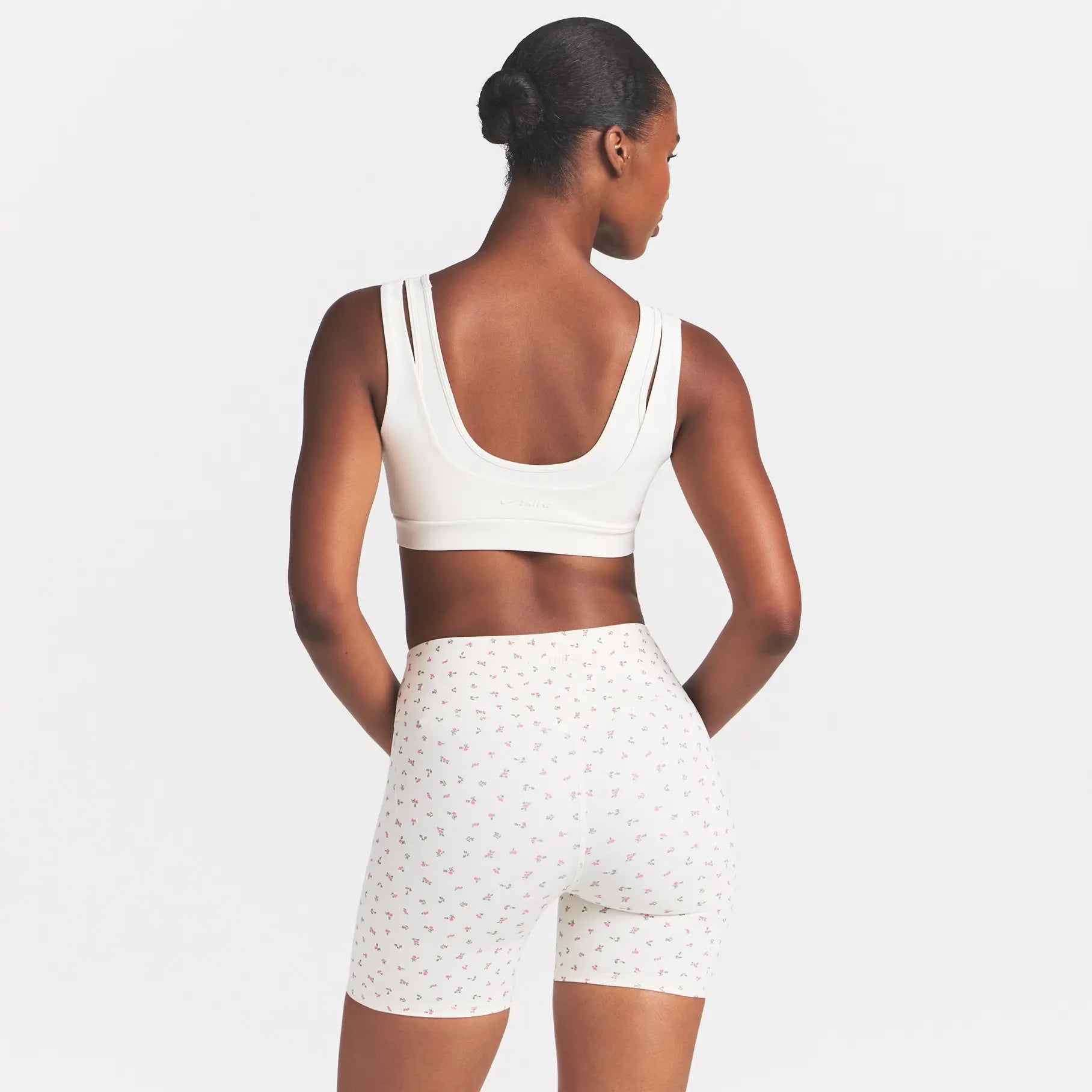 NikeSKIMS MATTE 5 BIKER SHORT | DITSY FLORAL PRINT - Image 4
