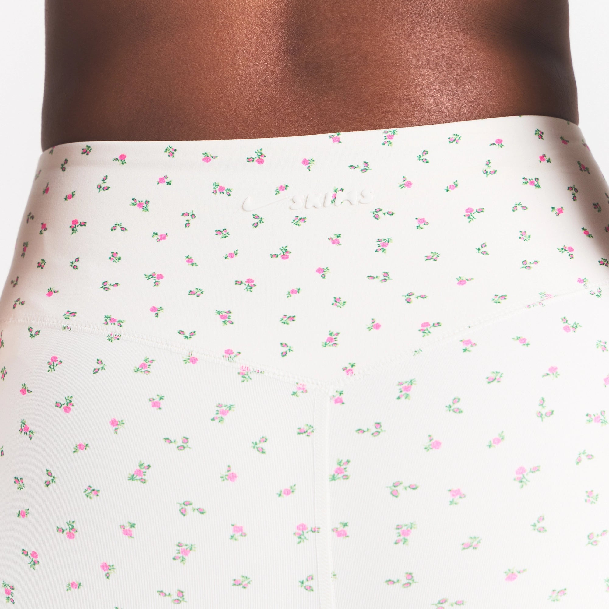 NikeSKIMS MATTE 5 BIKER SHORT | DITSY FLORAL PRINT - Image 5
