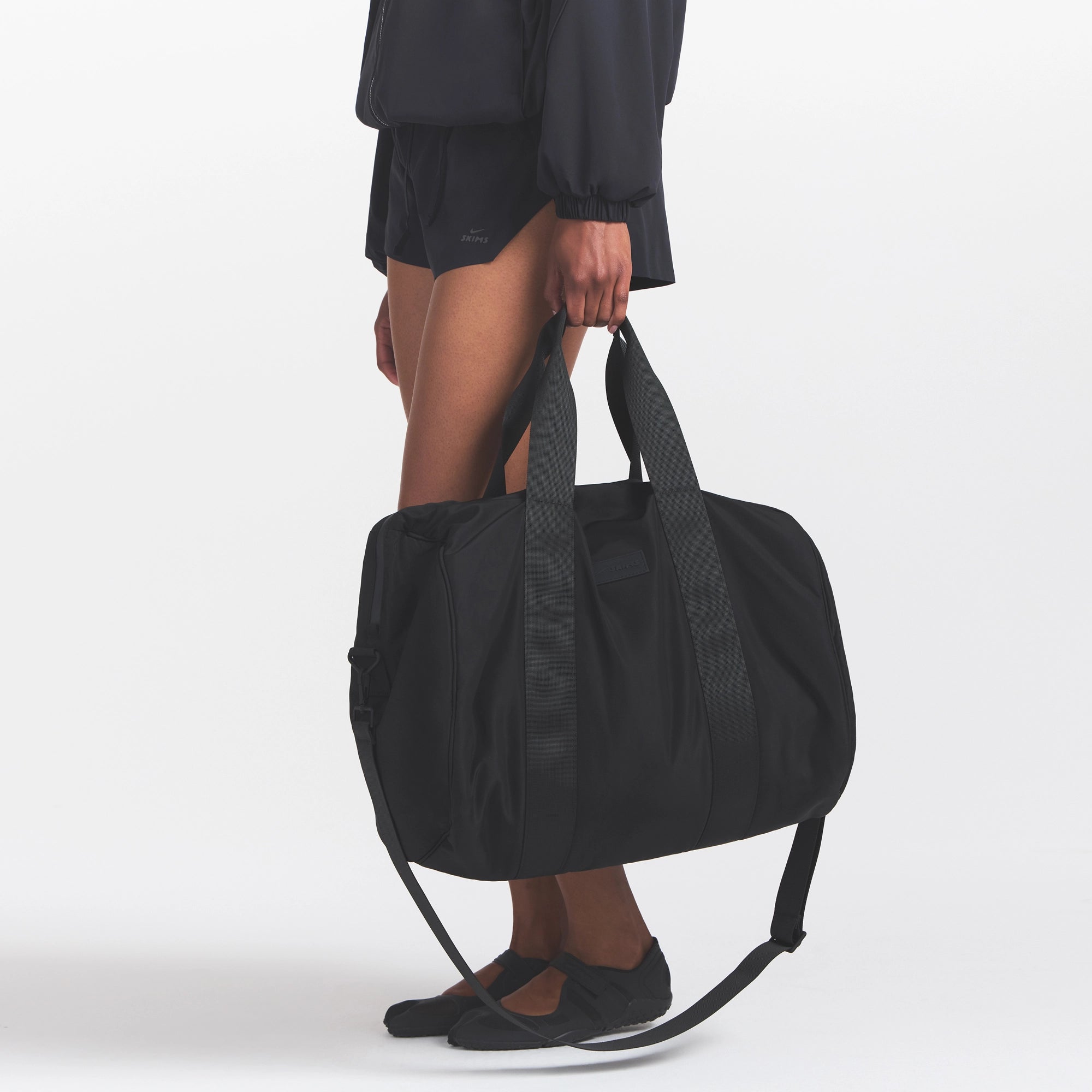 NikeSKIMS ACCESSORIES PUFFER GYM BAG | OBSIDIAN - Image 3