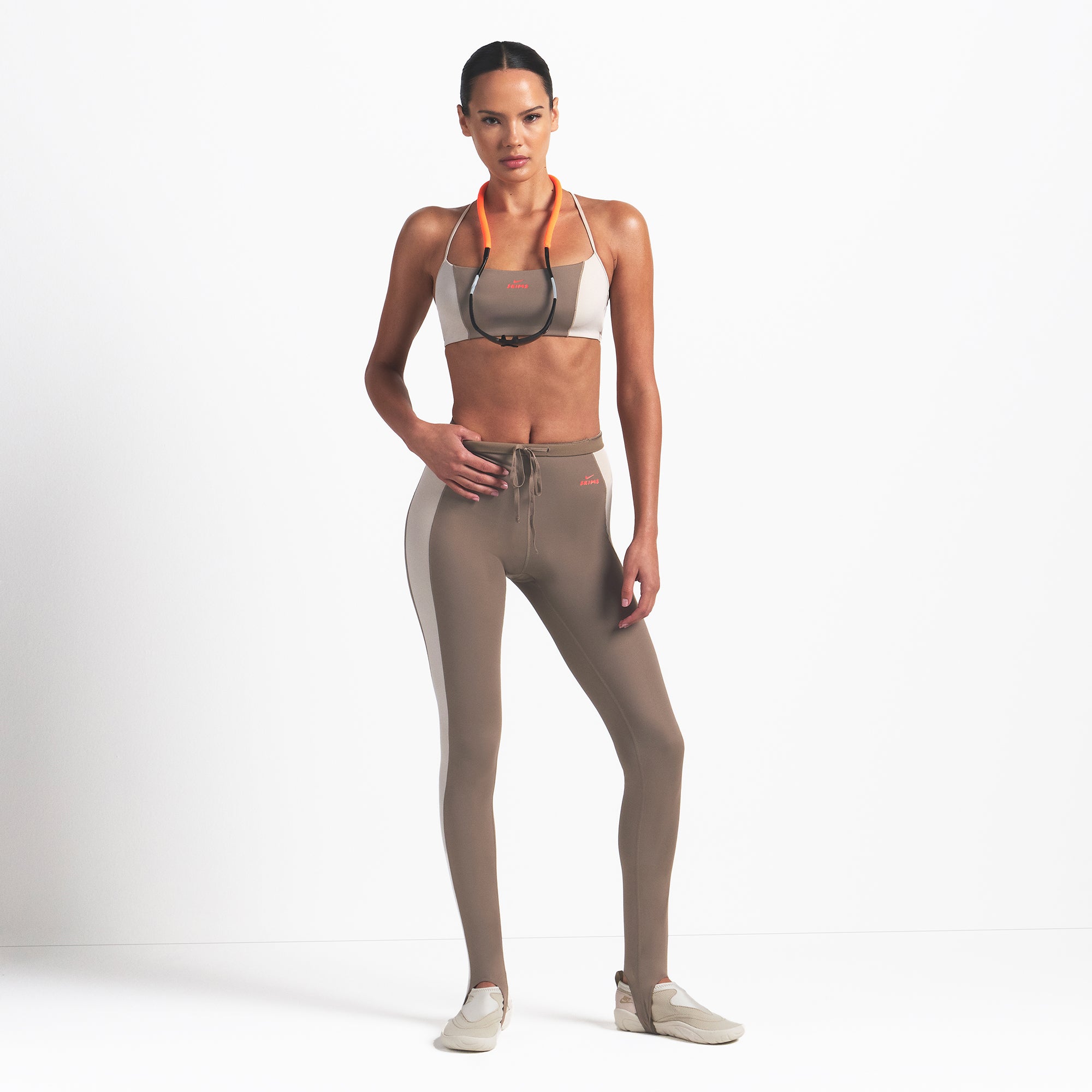 NikeSKIMS SHINE DRAWCORD STIRRUP 26 LEGGING | TRUFFLE AND STONE - Image 2
