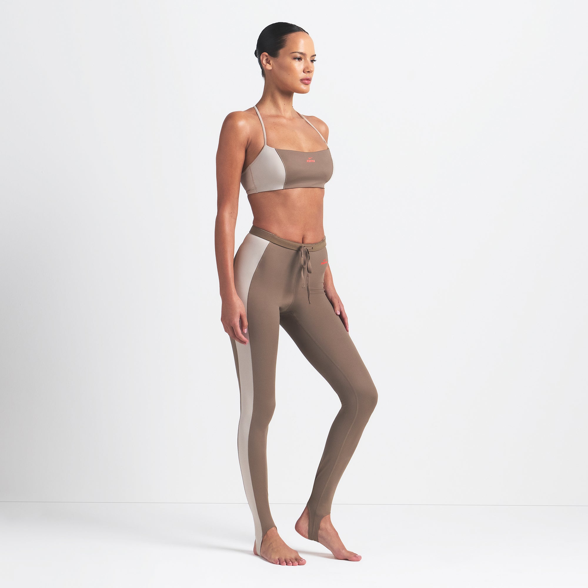 NikeSKIMS SHINE DRAWCORD STIRRUP 26 LEGGING | TRUFFLE AND STONE - Image 5