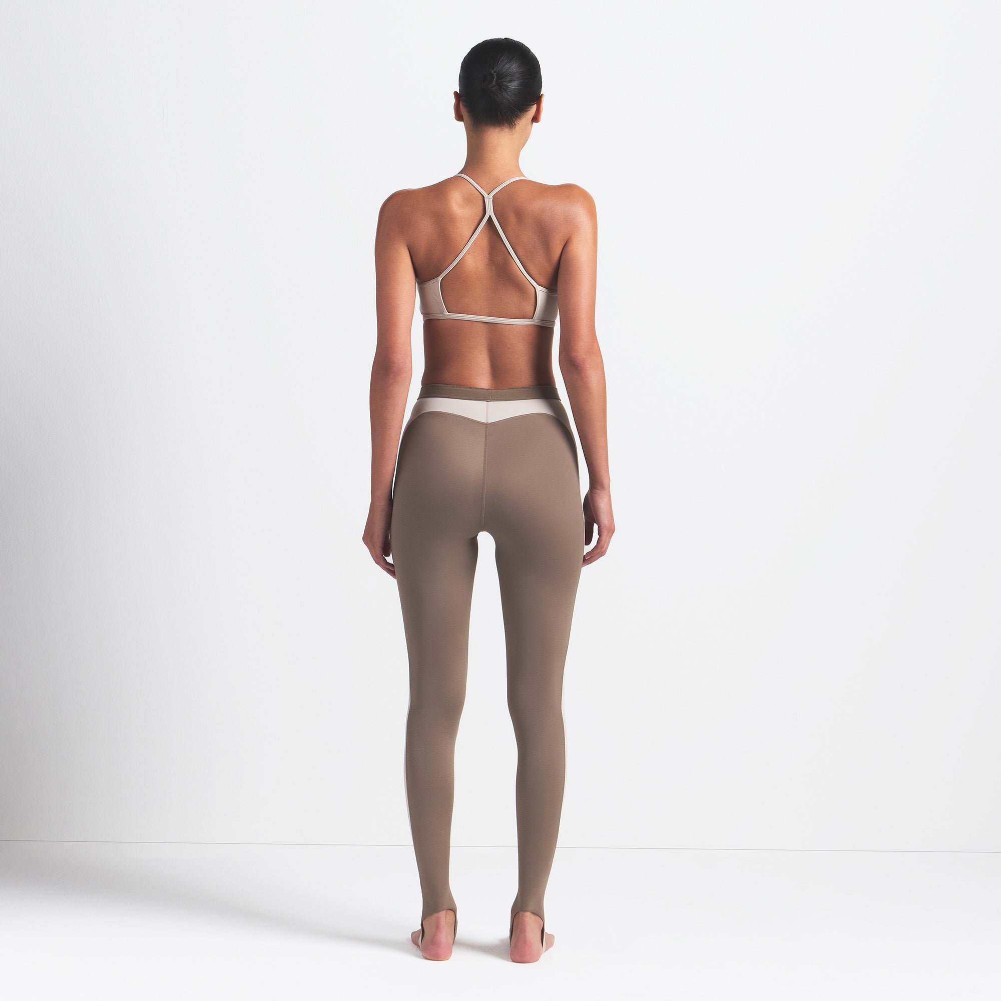 NikeSKIMS SHINE DRAWCORD STIRRUP 26 LEGGING | TRUFFLE AND STONE - Image 4