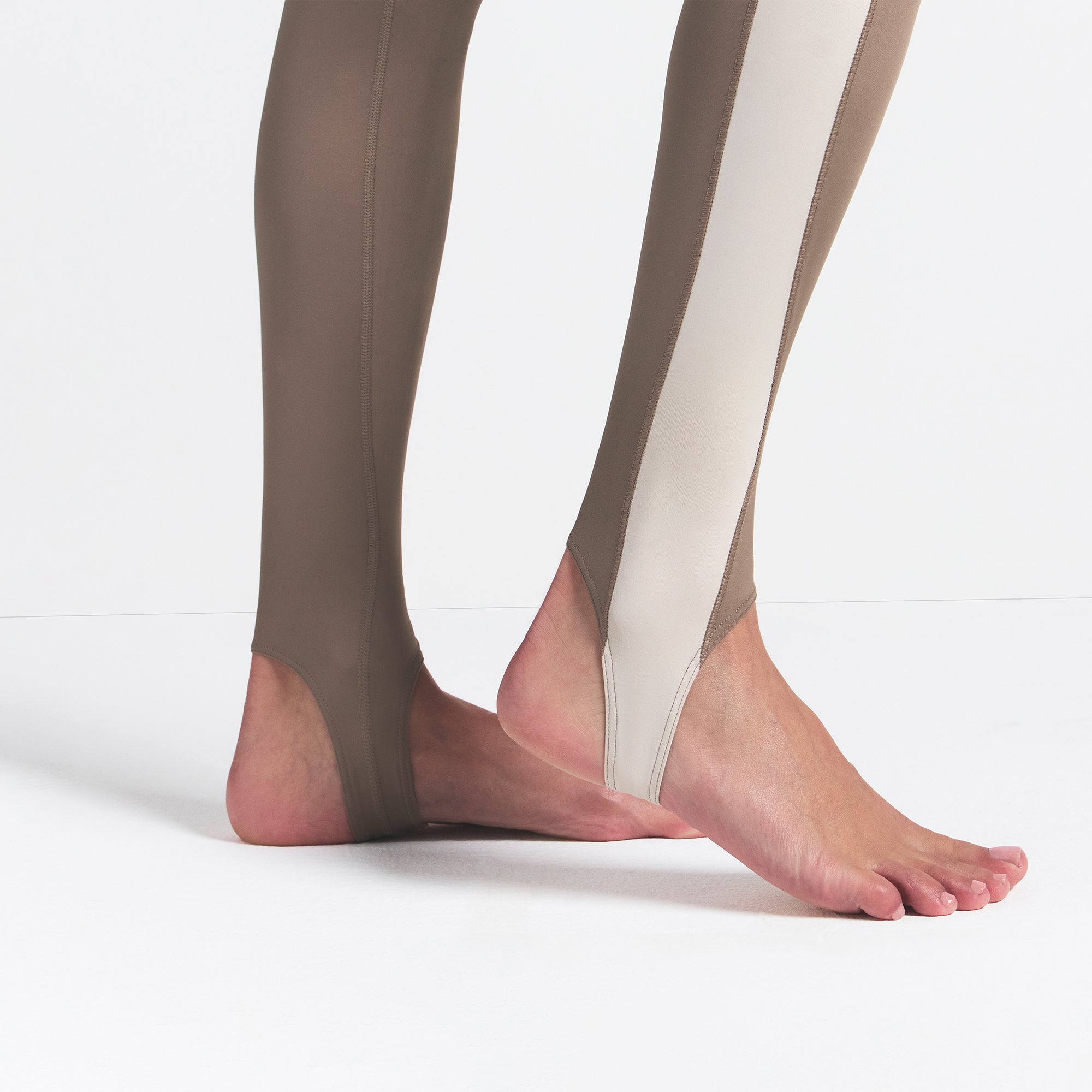 NikeSKIMS SHINE DRAWCORD STIRRUP 26 LEGGING | TRUFFLE AND STONE - Image 3