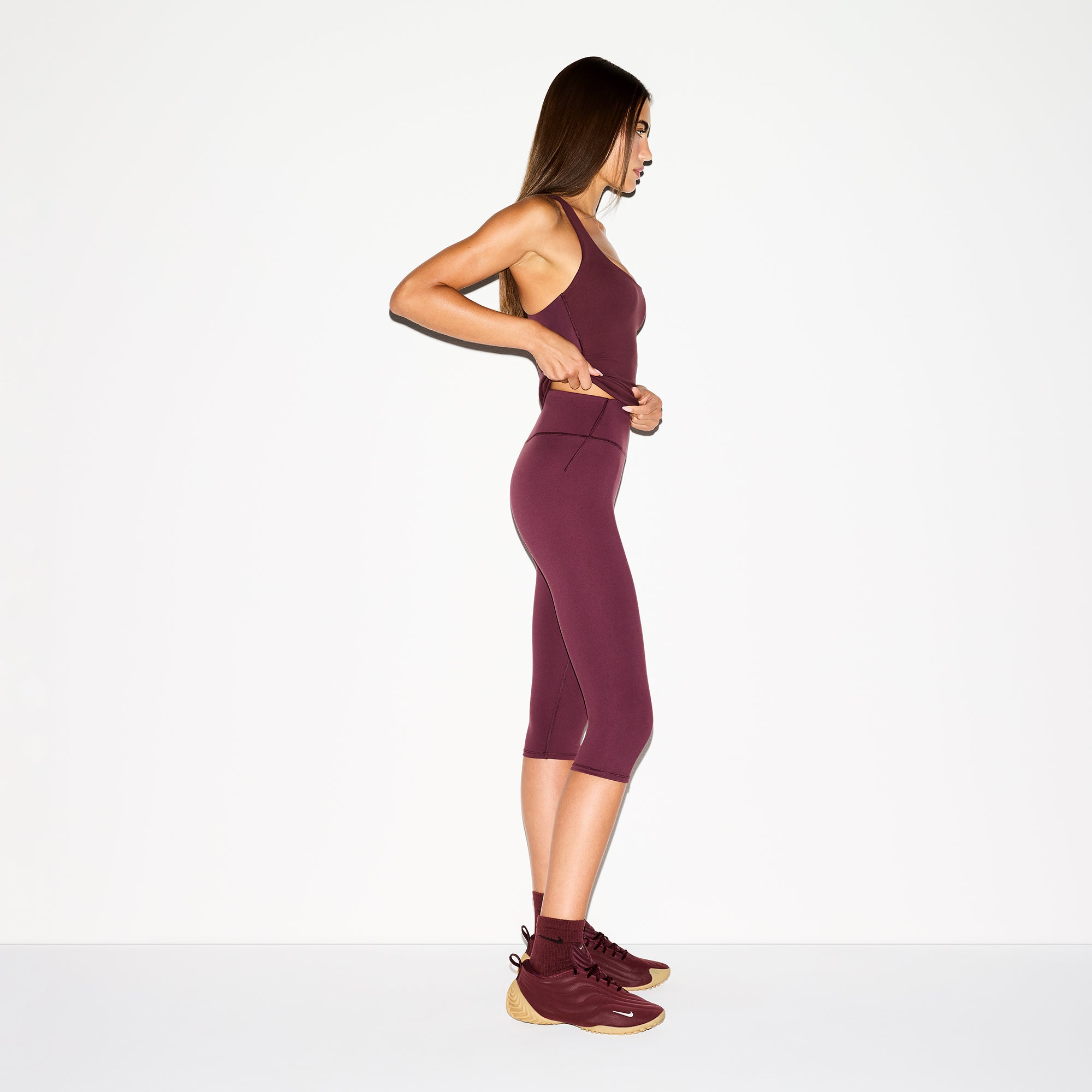 NikeSKIMS MATTE 17 CAPRI LEGGING | CURRANT - Image 4