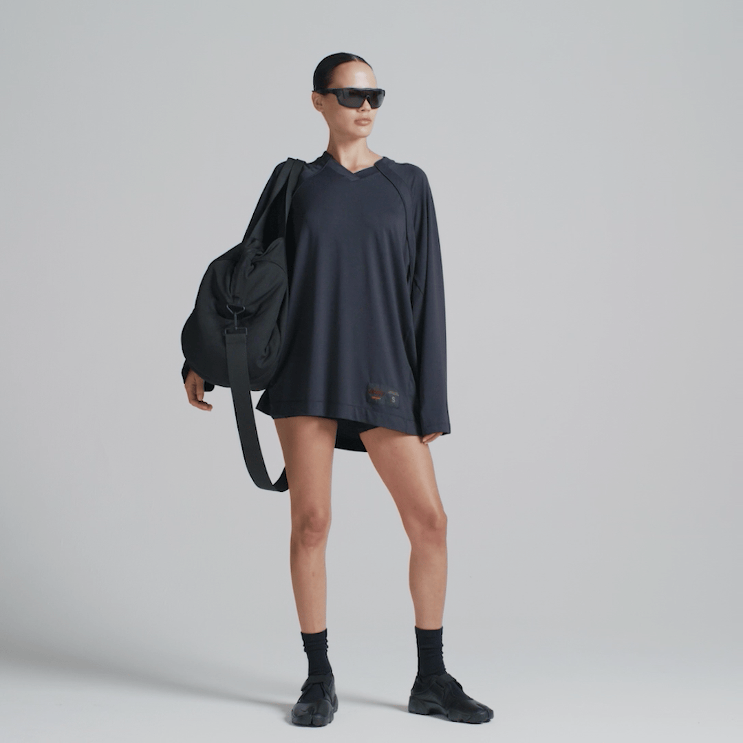 NikeSKIMS AIRY V-NECK OVERSIZED LONG SLEEVE TOP | OBSIDIAN - Image 6