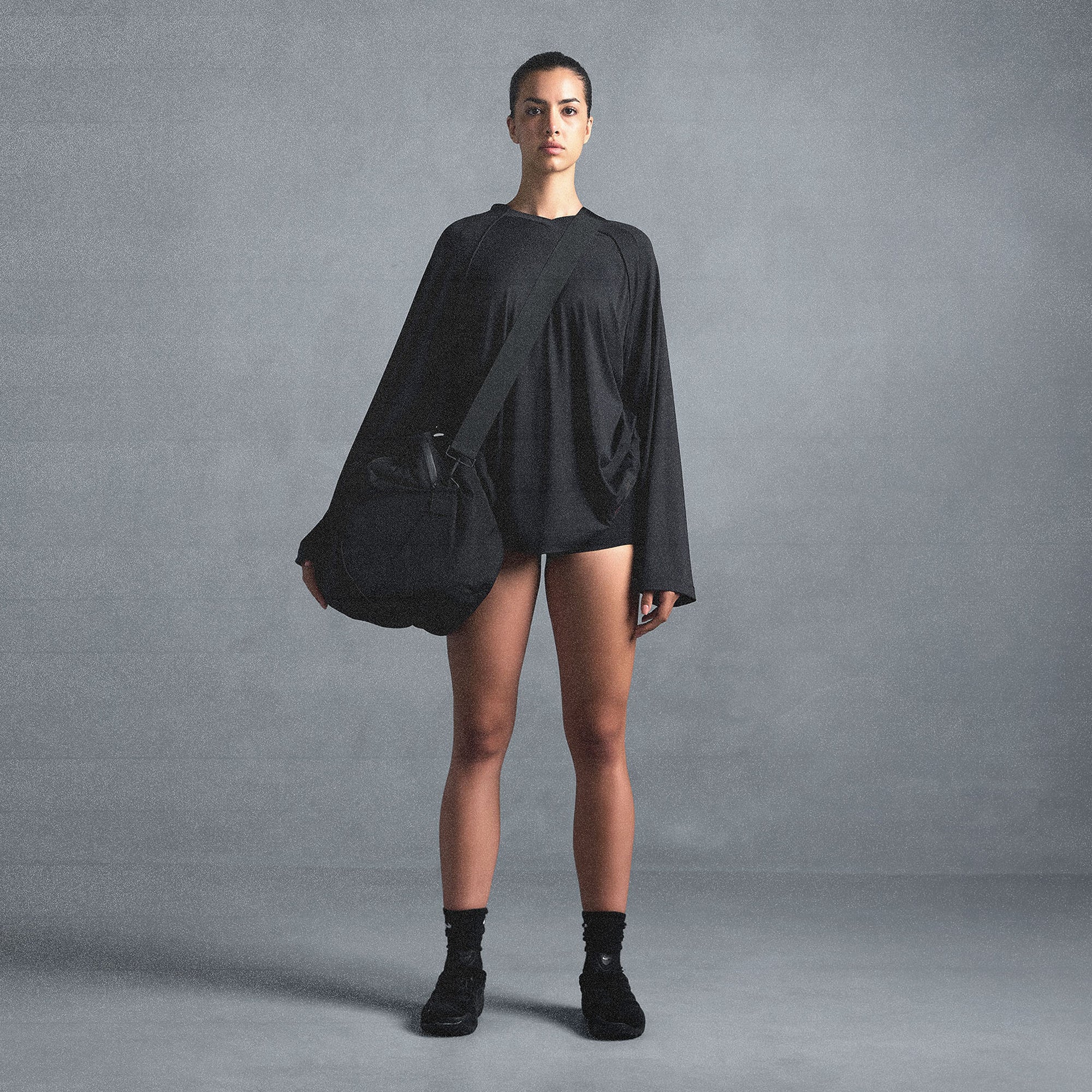 NikeSKIMS AIRY V-NECK OVERSIZED LONG SLEEVE TOP | OBSIDIAN - Image 9