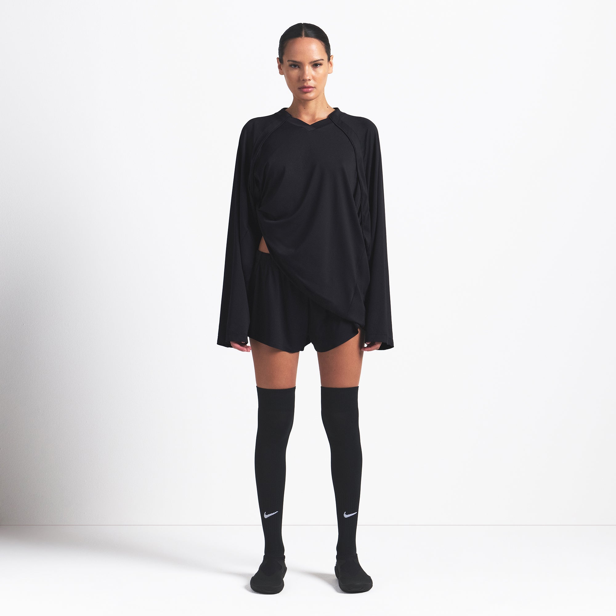 NikeSKIMS AIRY V-NECK OVERSIZED LONG SLEEVE TOP | OBSIDIAN - Image 2