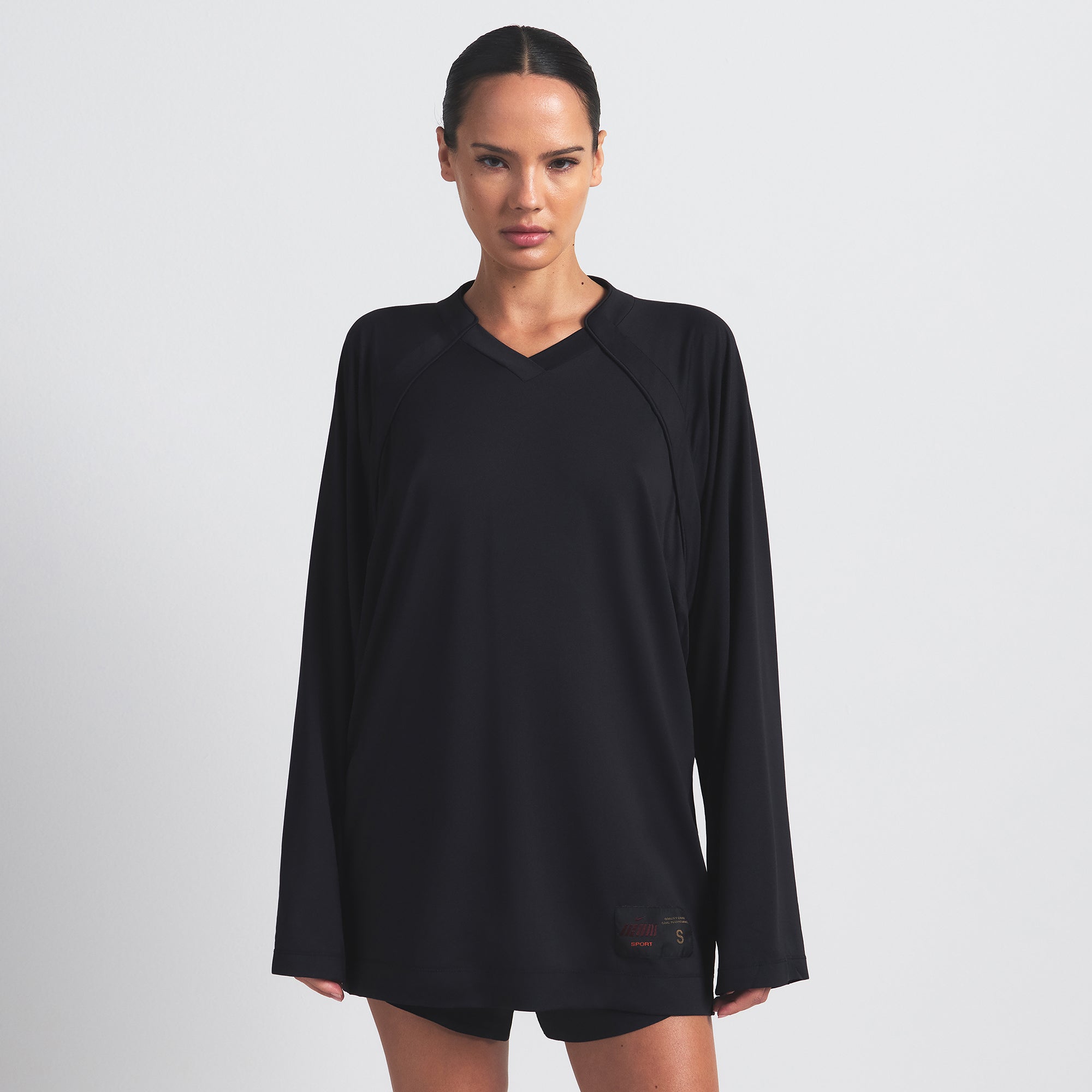 NikeSKIMS AIRY V-NECK OVERSIZED LONG SLEEVE TOP | OBSIDIAN - Image 4