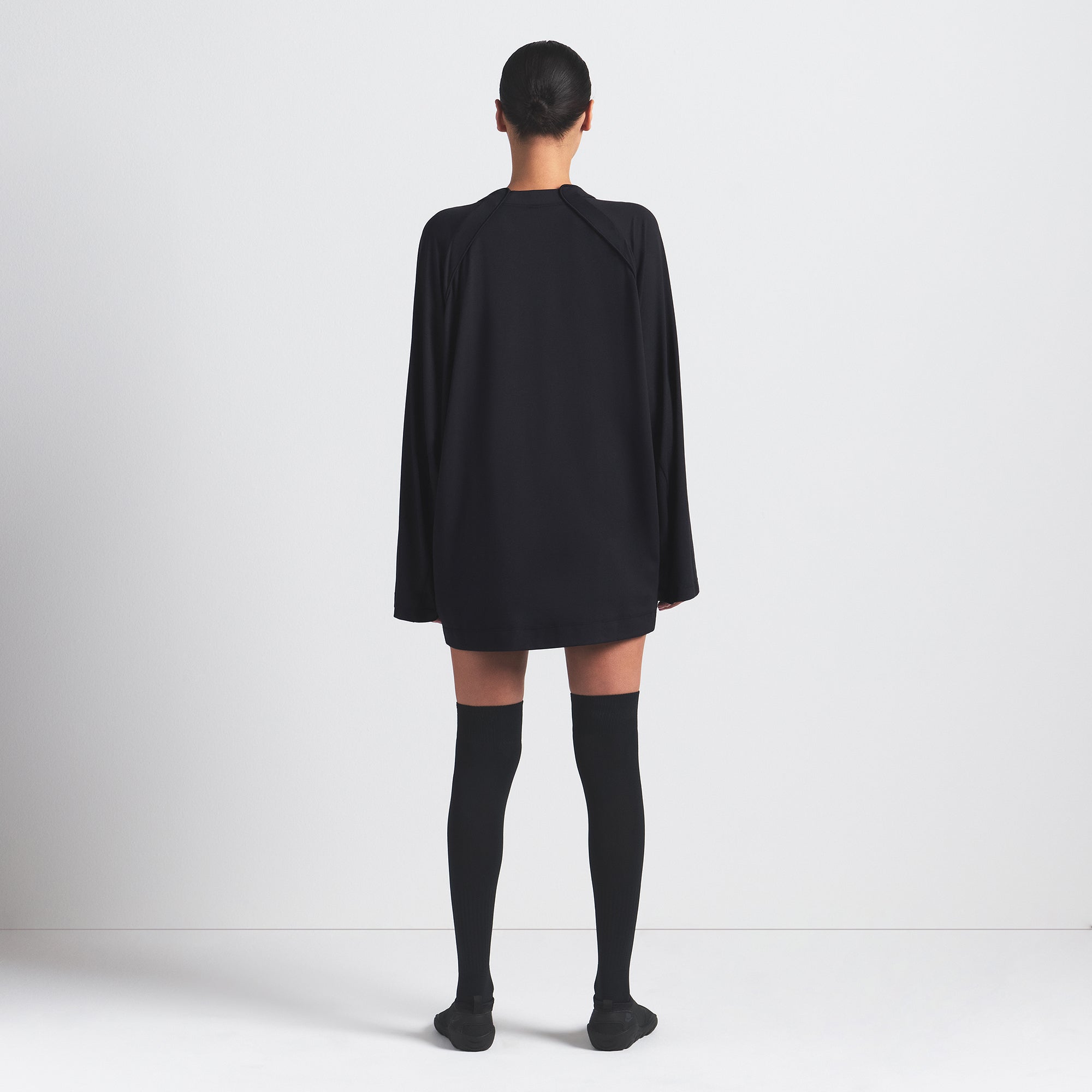 NikeSKIMS AIRY V-NECK OVERSIZED LONG SLEEVE TOP | OBSIDIAN - Image 5