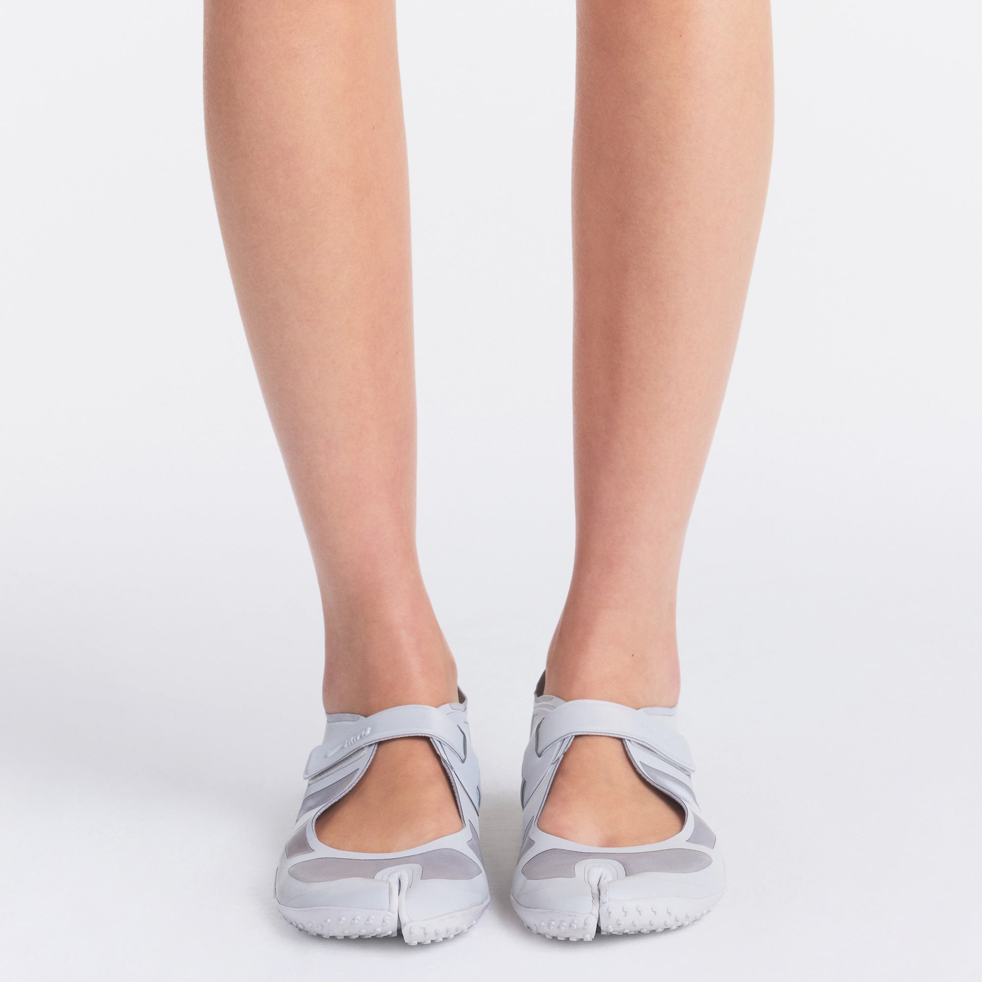 NikeSKIMS FOOTWEAR RIFT SATIN | SILVER - Image 2