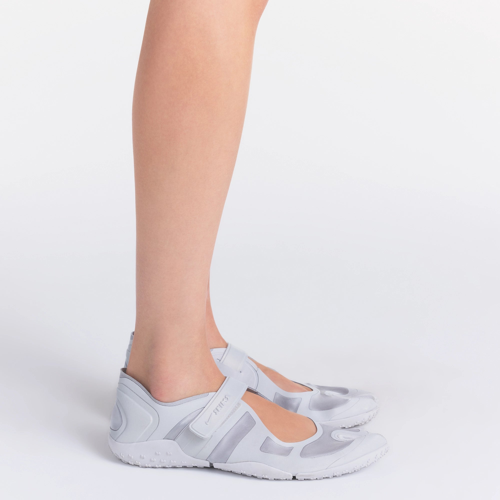 NikeSKIMS FOOTWEAR RIFT SATIN | SILVER - Image 3