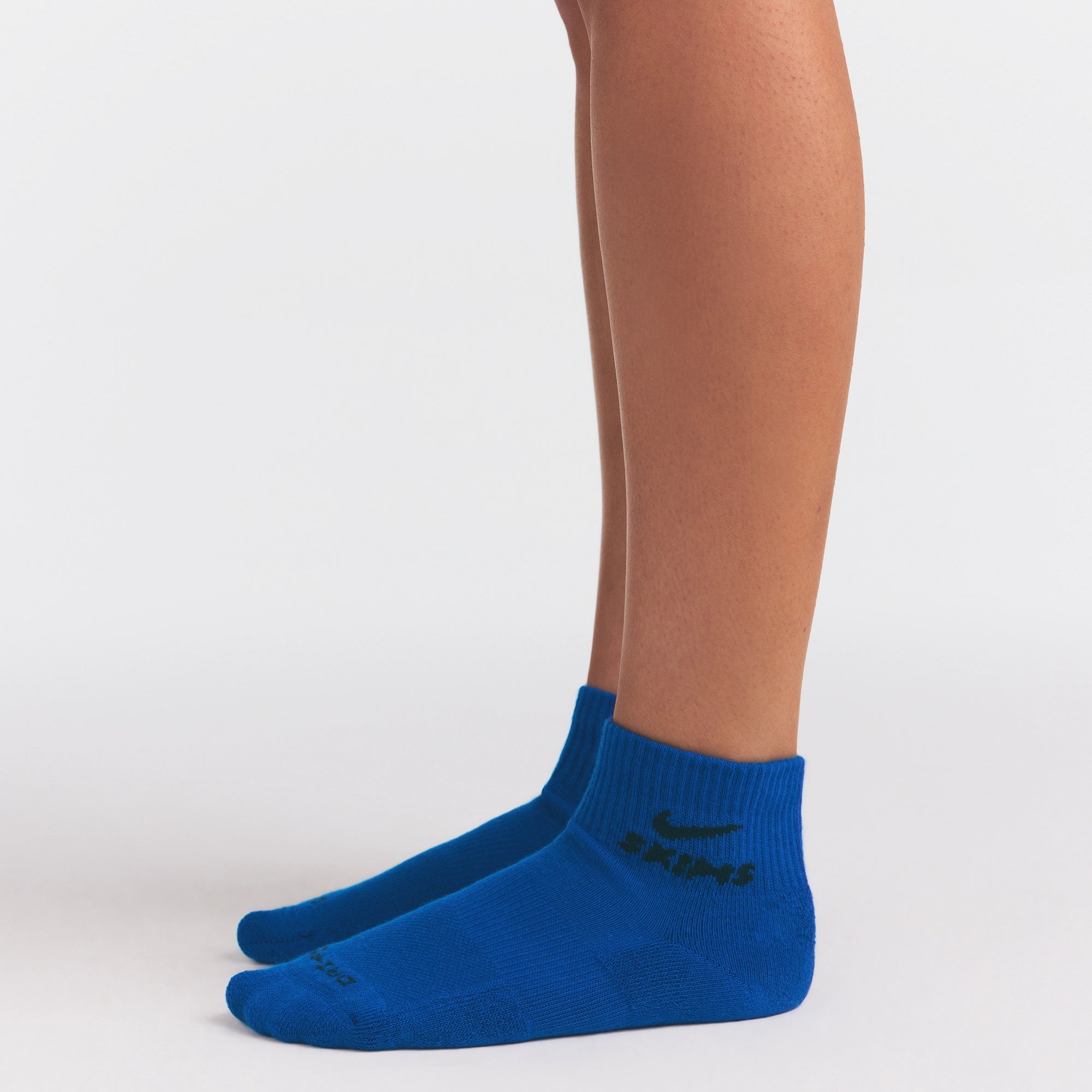 NikeSKIMS ACCESSORIES DRI-FITâ„¢ QUARTER CREW SOCK 3-PACK | COBALT MULTI - Image 2