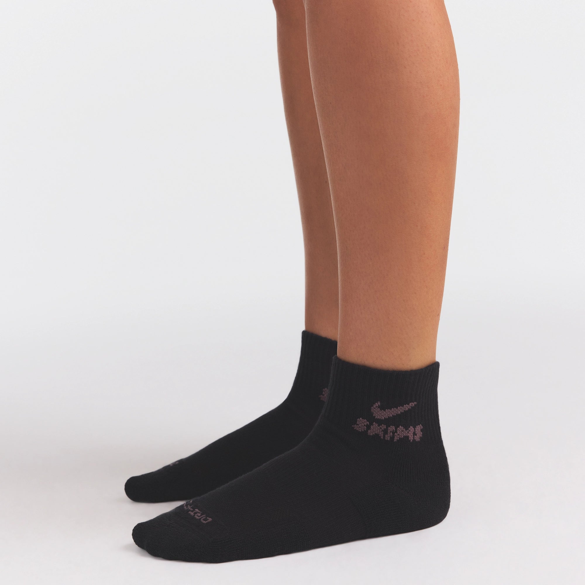 NikeSKIMS ACCESSORIES DRI-FITâ„¢ QUARTER CREW SOCK 3-PACK | COBALT MULTI - Image 4