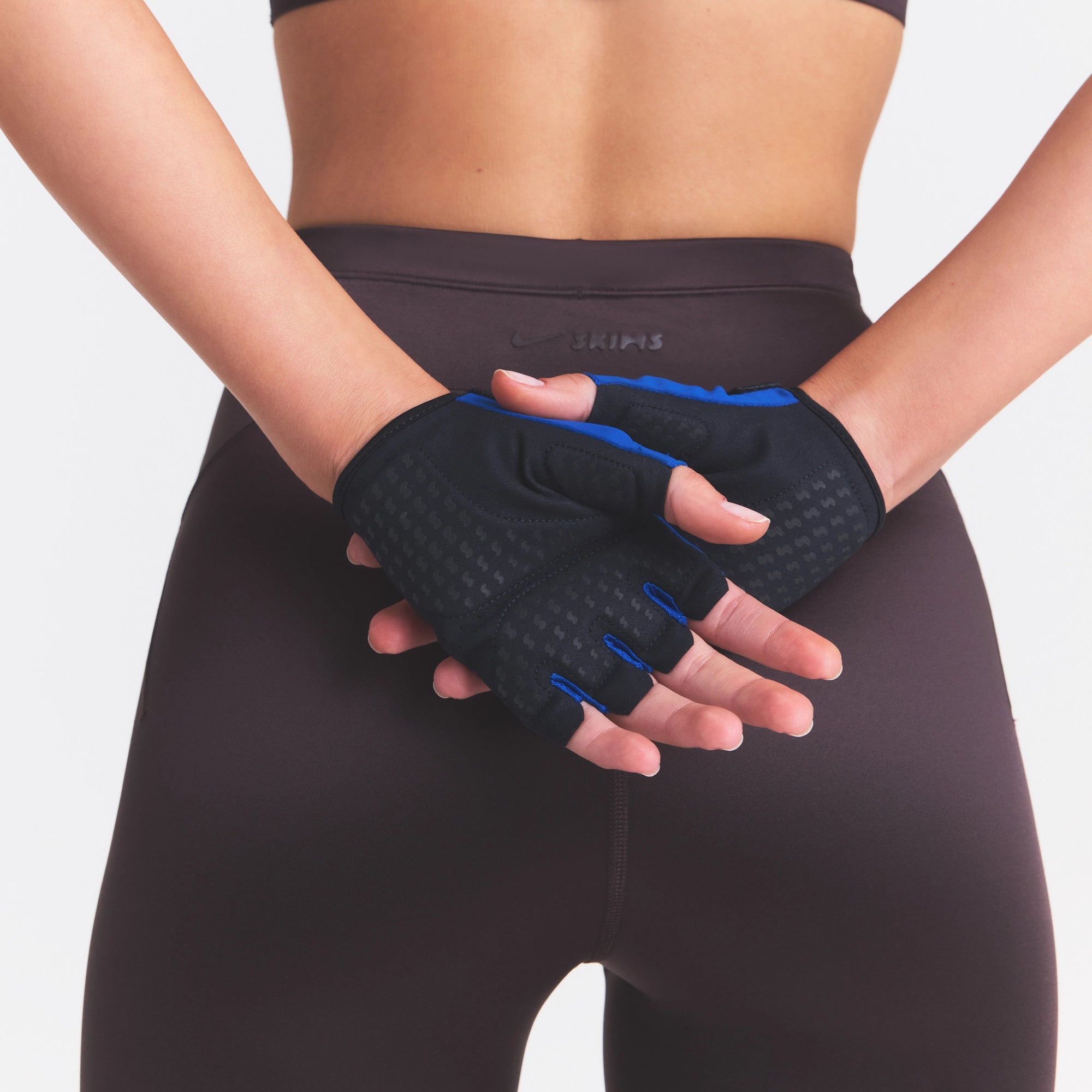 NikeSKIMS ACCESSORIES TRAINING GLOVES | COBALT AND OBSIDIAN - Image 4