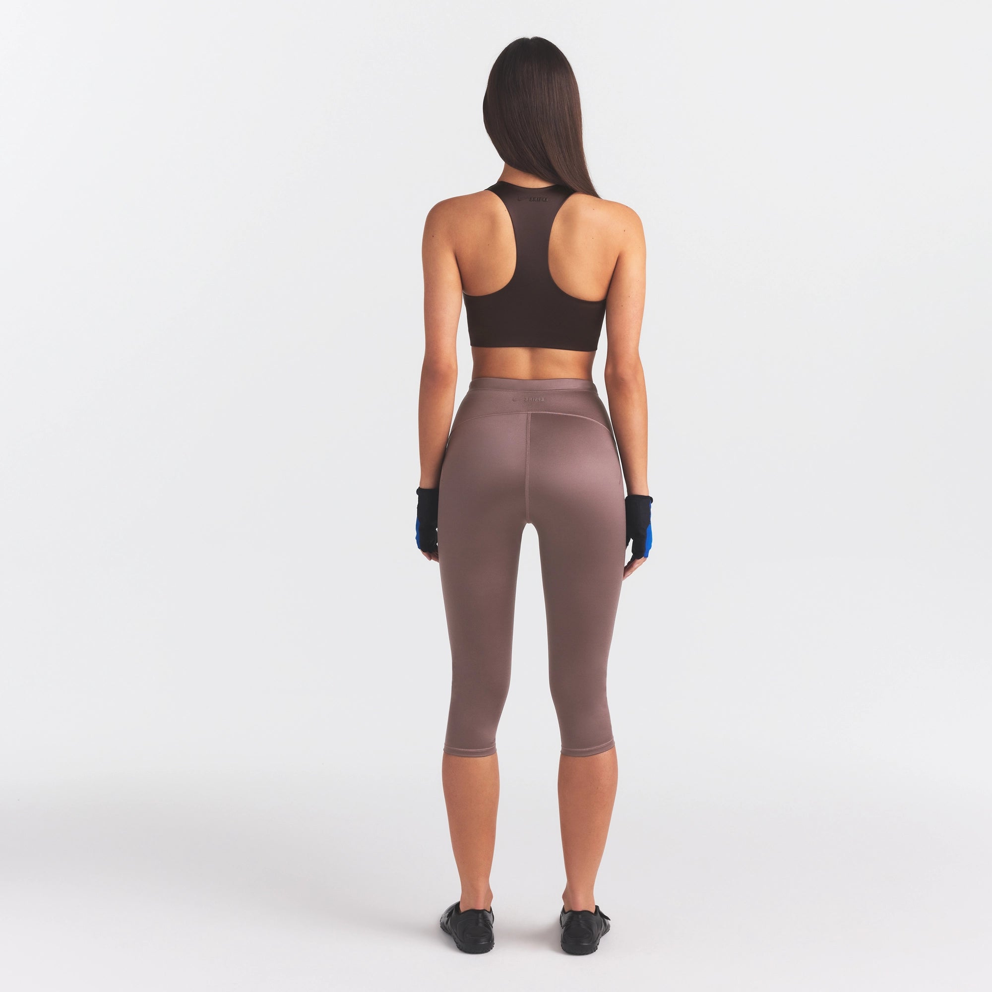 NikeSKIMS SATIN SHINE CAPRI 17 LEGGING | RESIN - Image 4