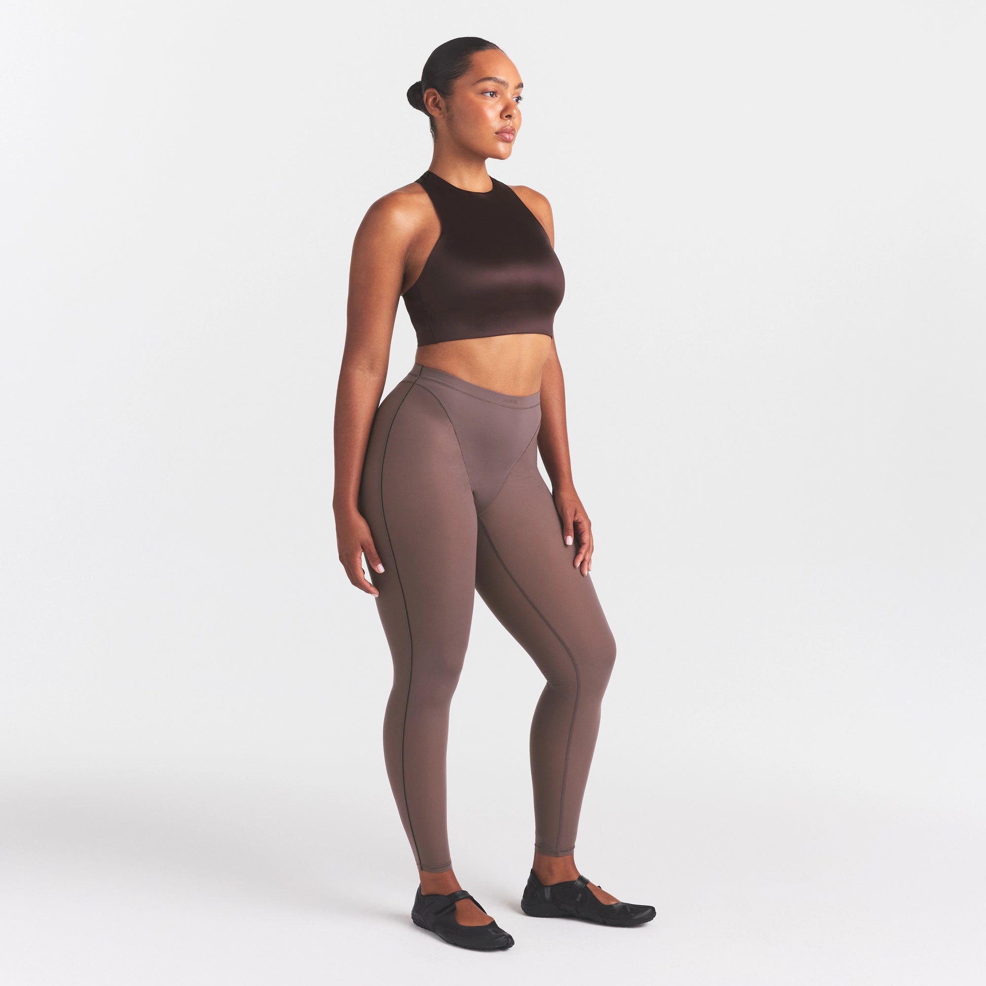 NikeSKIMS WEIGHTLESS LAYERS V-PANEL 28 LEGGING | RESIN - Image 3