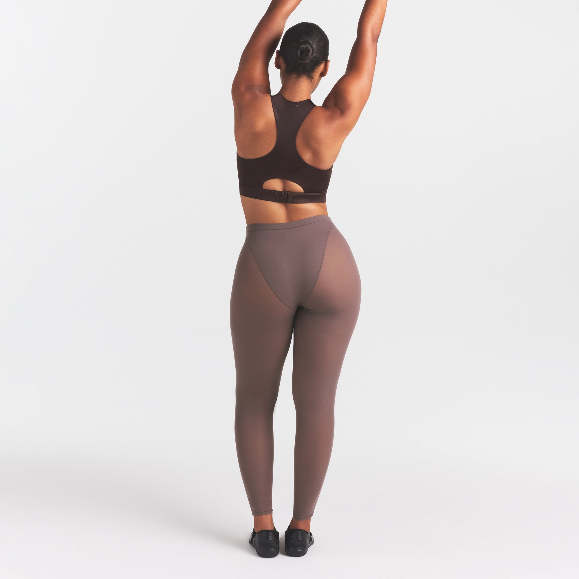 NikeSKIMS WEIGHTLESS LAYERS V-PANEL 28 LEGGING | RESIN - Image 6
