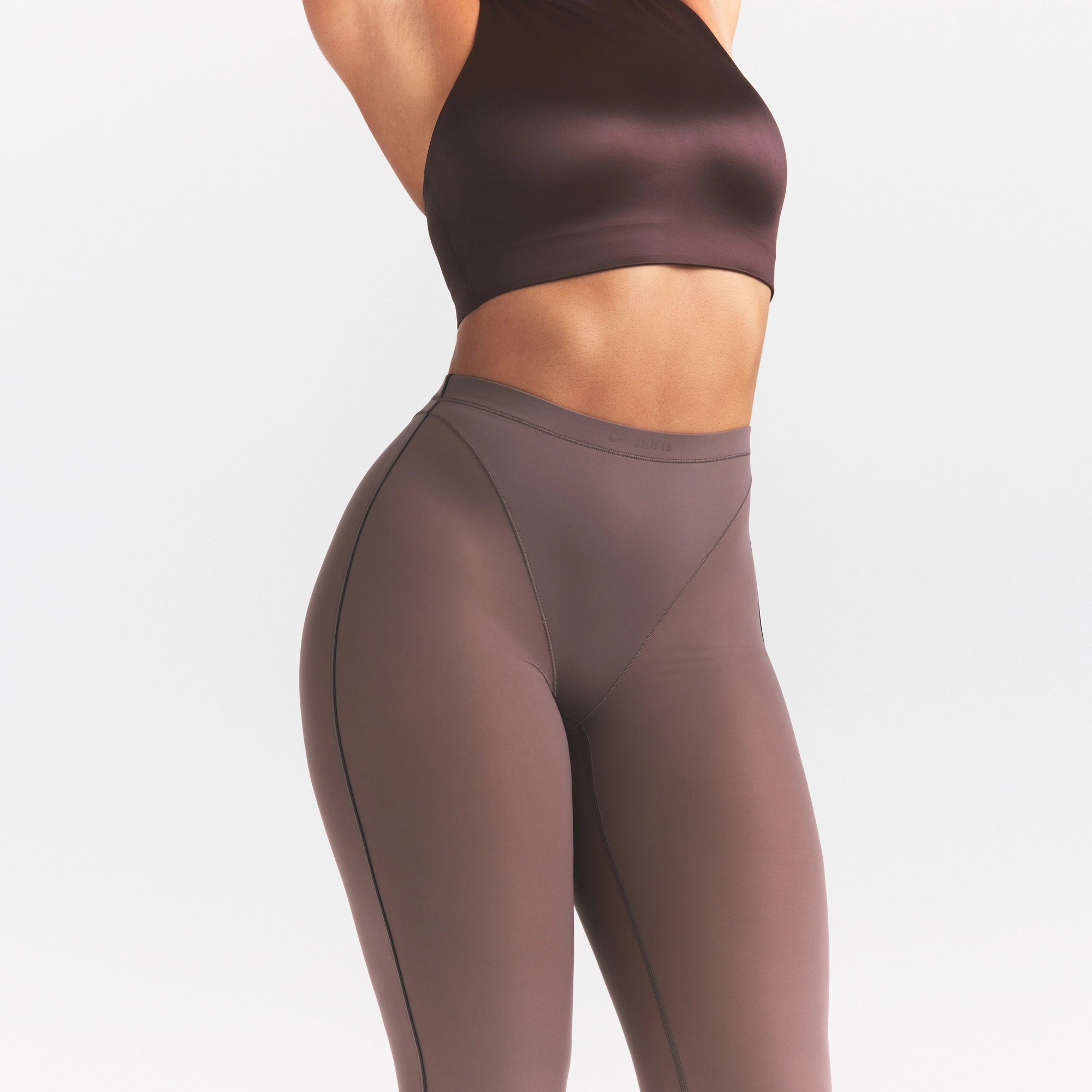NikeSKIMS WEIGHTLESS LAYERS V-PANEL 28 LEGGING | RESIN - Image 4