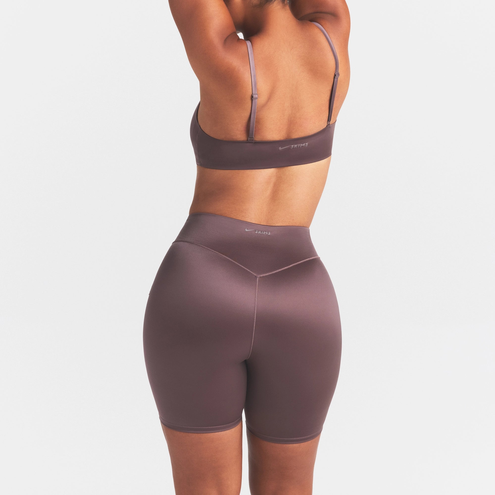 NikeSKIMS SATIN SHINE BONDED WAIST 7 BIKER SHORT | RESIN - Image 4
