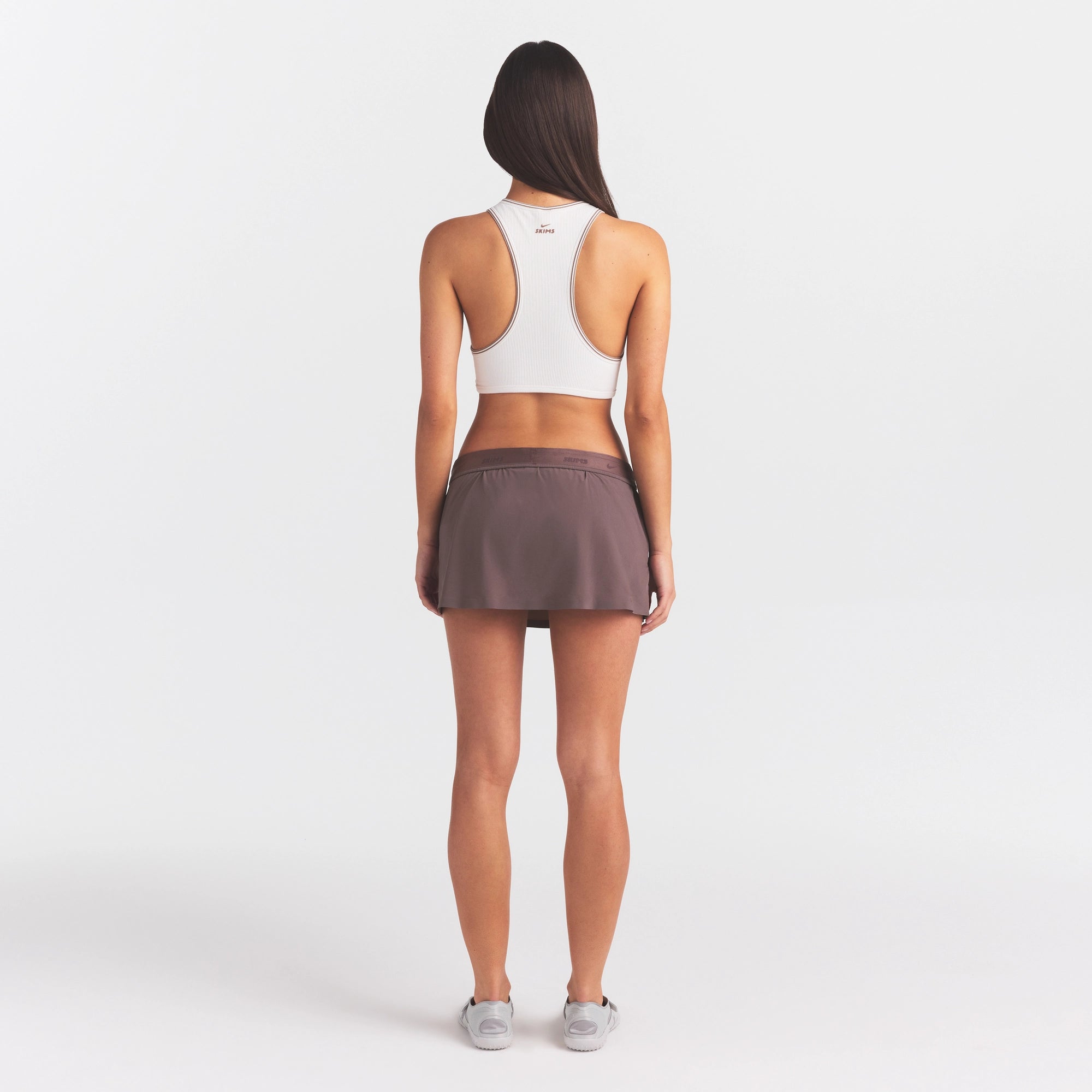 NikeSKIMS STRETCH NYLON SKORT | RESIN - Image 4