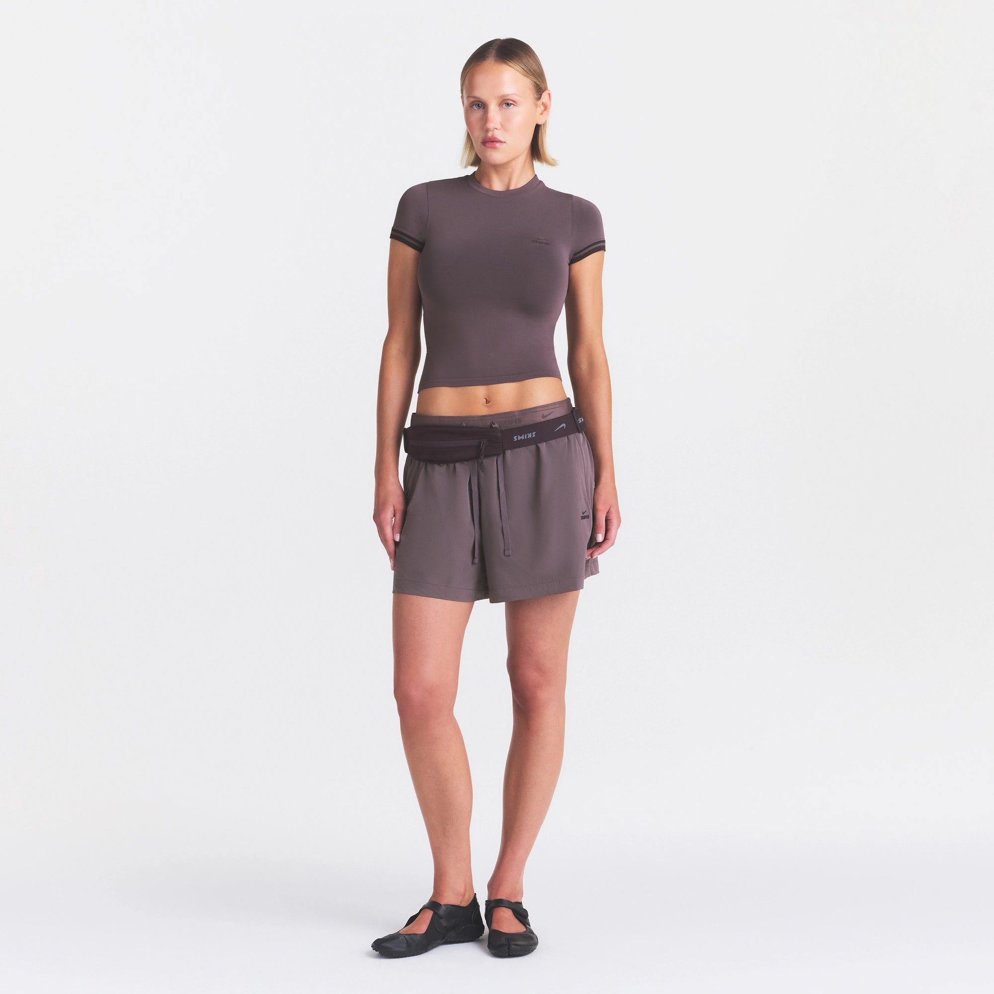 NikeSKIMS STRETCH NYLON 5 TRACK SHORT | RESIN - Image 2