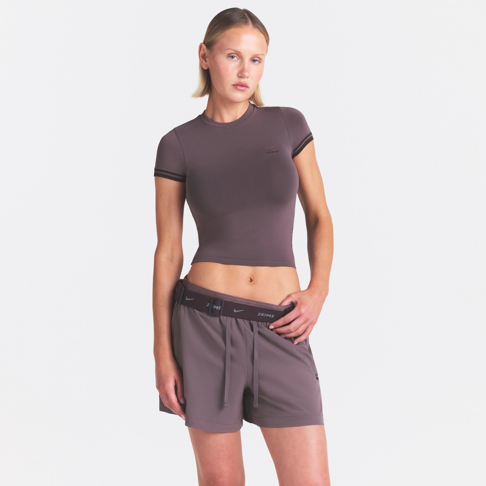 NikeSKIMS STRETCH NYLON 5 TRACK SHORT | RESIN - Image 4