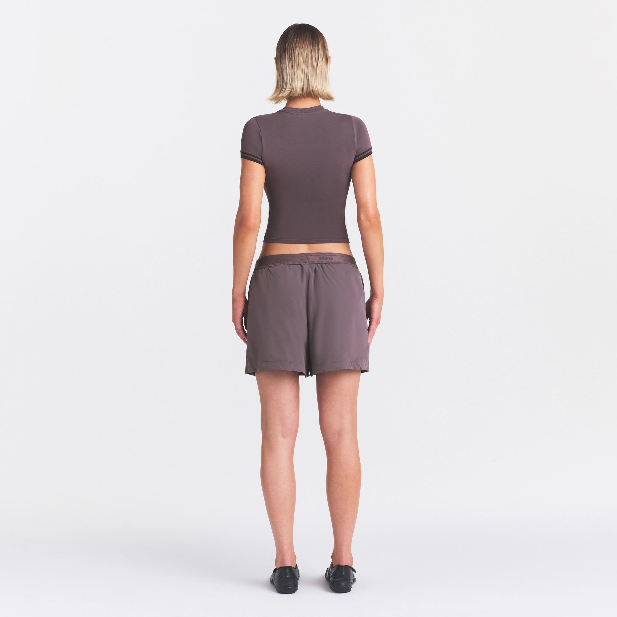 NikeSKIMS STRETCH NYLON 5 TRACK SHORT | RESIN - Image 5