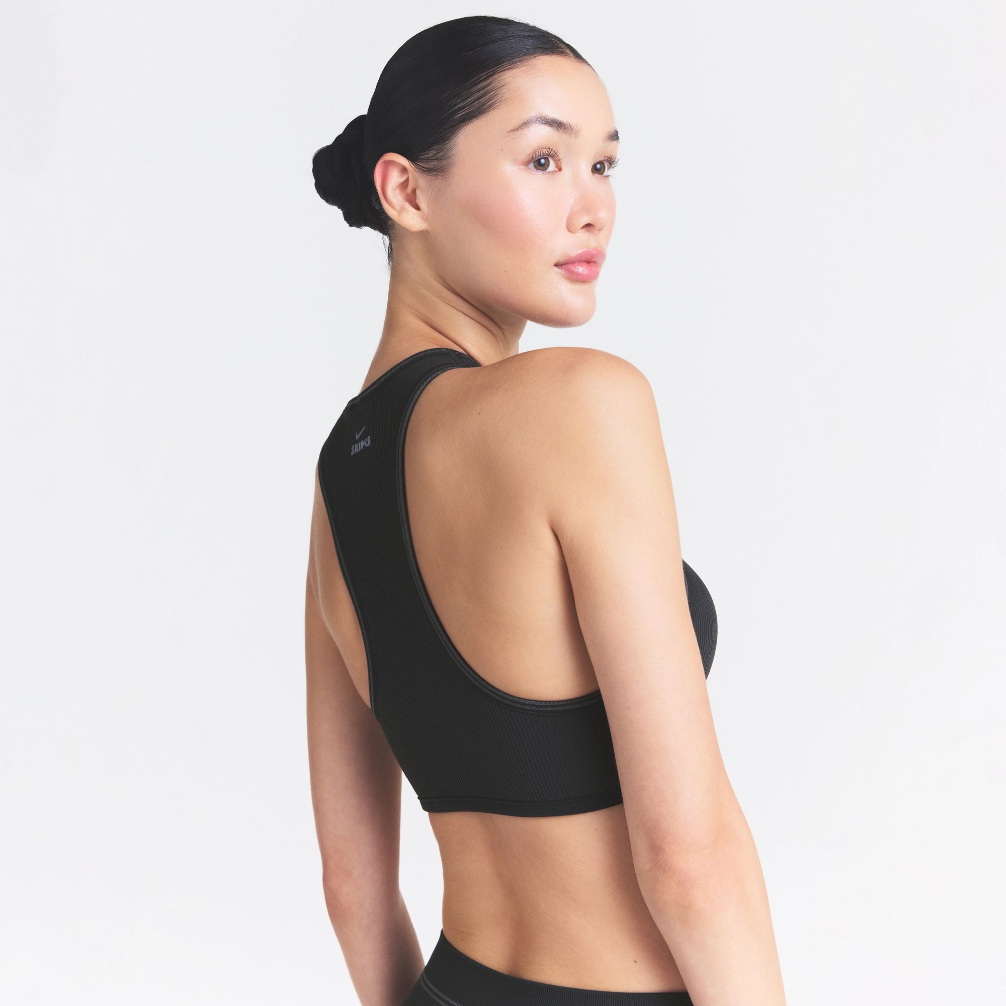 NikeSKIMS RIBBED SEAMLESS RACER FRONT BRA | OBSIDIAN - Image 4